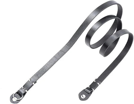 Finiture in pelle nera con fibbia, probabilmente una tracolla o una cintura.