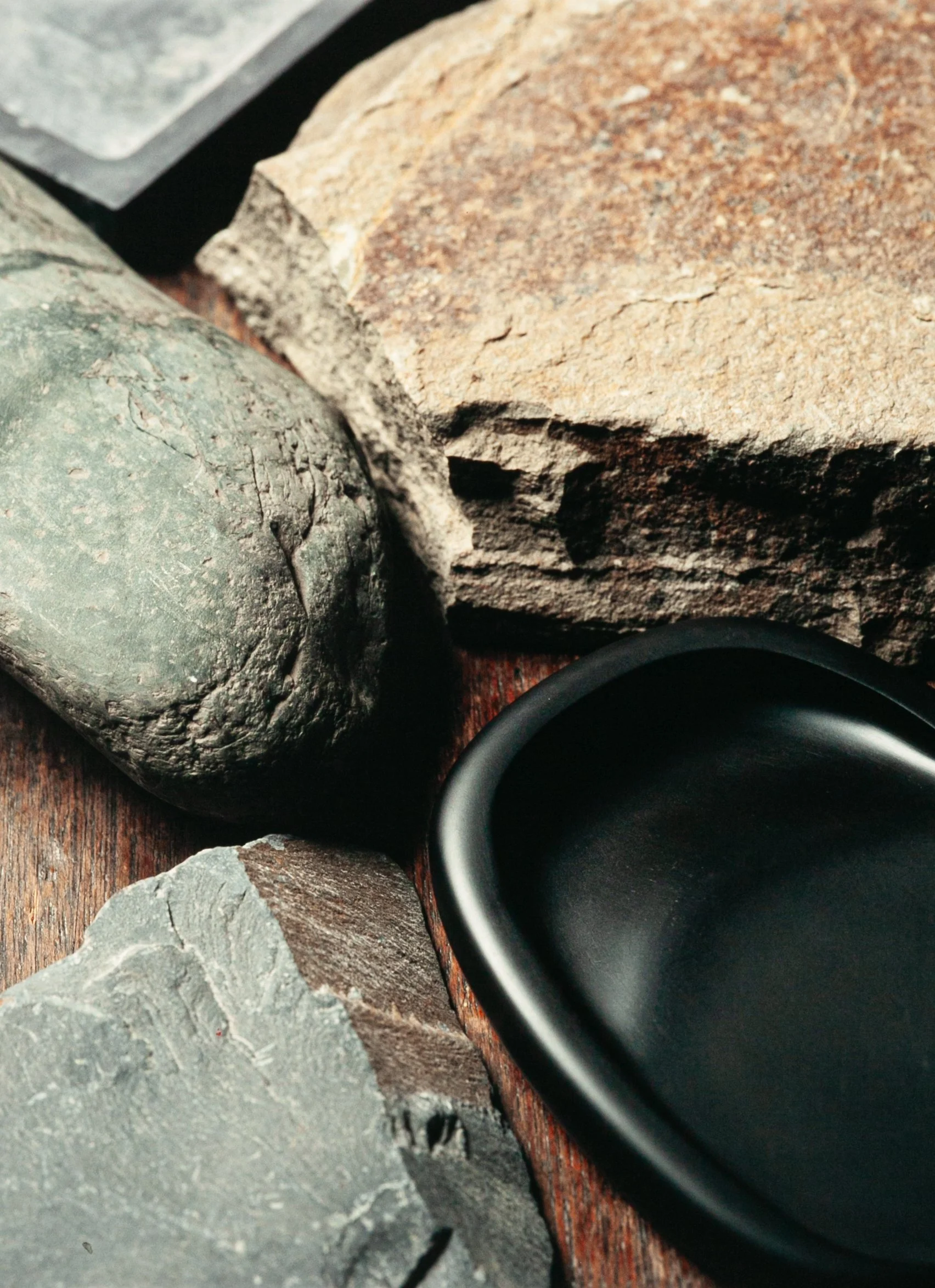硯/ An inkstone is a traditional stone tool used for grinding and mixing ink in calligraphy.