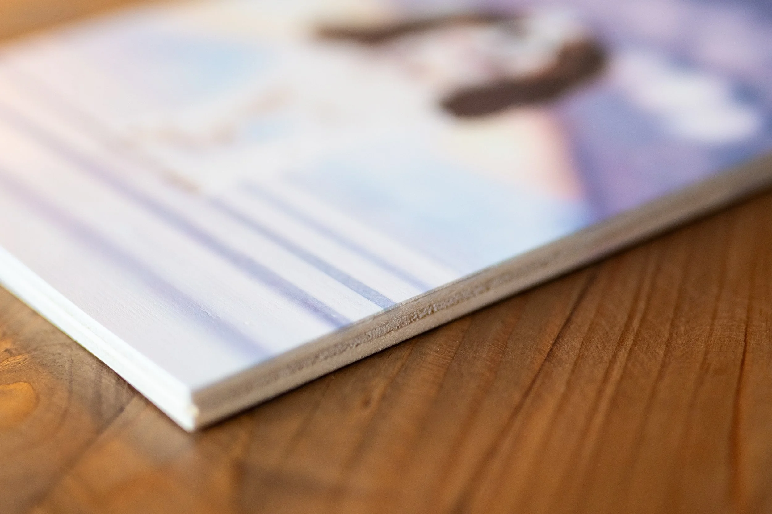 Tableau en bois avec une photo imprimée dessus posé sur une surface en bois, vue rapprochée.