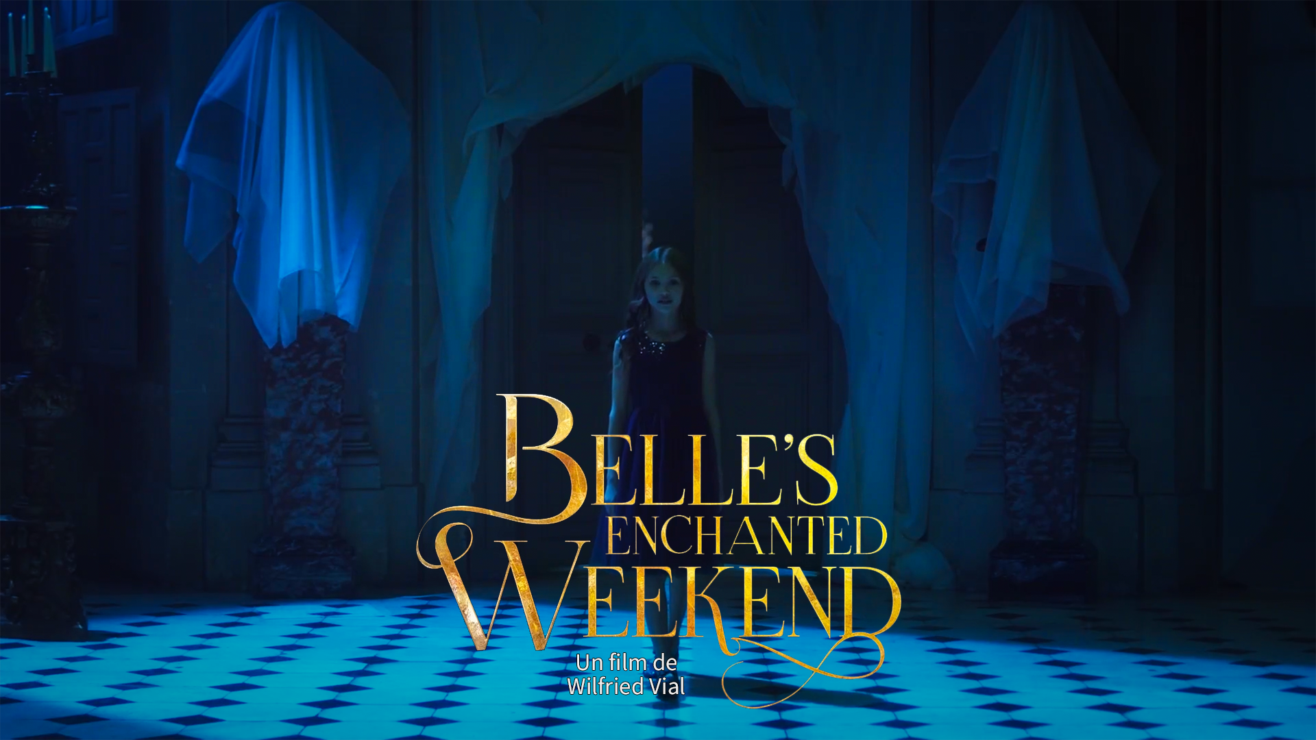 Affiche de film intitulée "Belle's Enchanted Weekend" montrant une petite fille en robe noire, debout dans une salle du château de Vaux-le-Vicomte, la nuit, avec une décoration élégante, drapée de tissus lumineux.