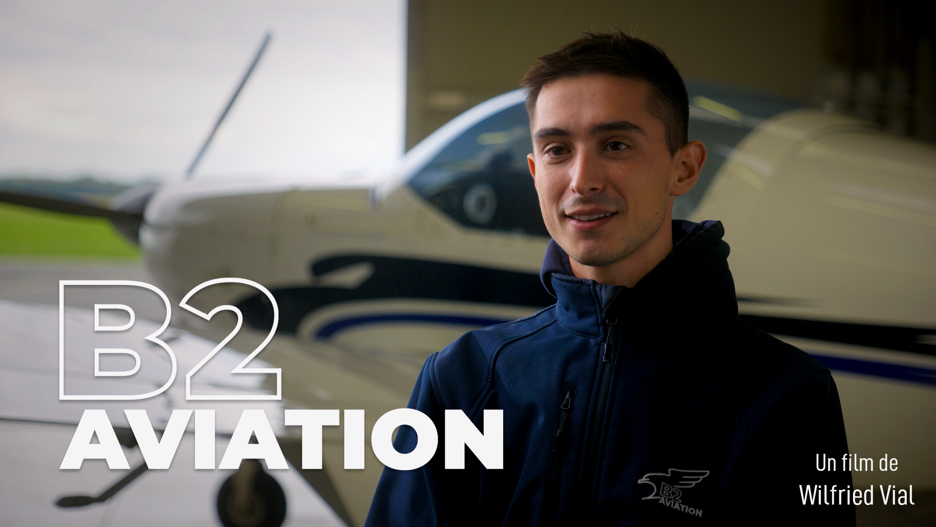Affiche du film B2 Aviation. Raphaël, jeune homme devant un avion léger dans un hangar avec texte 'B2 AVIATION' sur l'image, et en bas à droite : "Un film de Wilfried Vial".