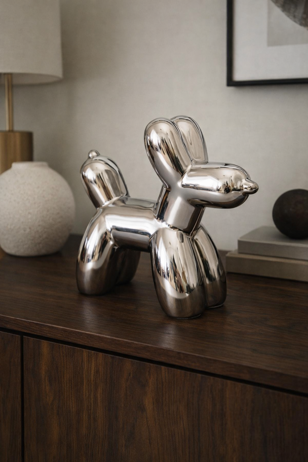 Statue de chien argentée