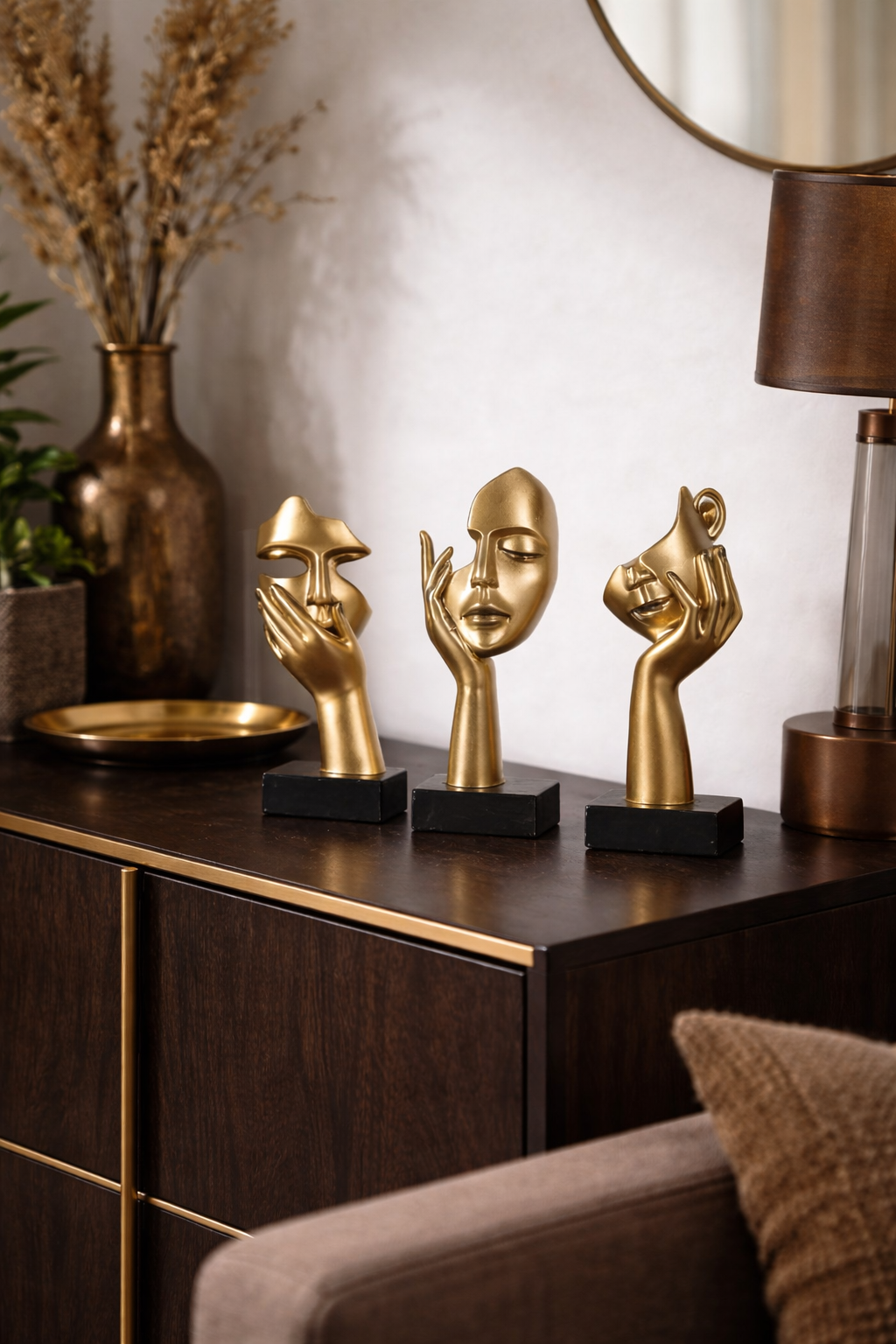 Sculptures dorées sur table moderne.png