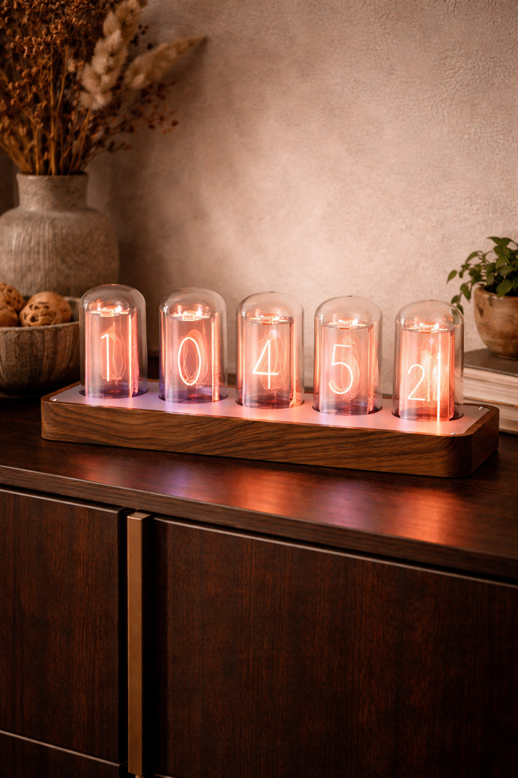 Horloge nixie moderne sur bois.png