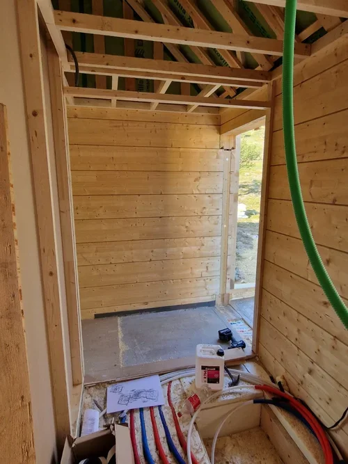 Rakentaa sisätilaa, puurunkoja, lattian ja osittain seinät asennettu, sähköjohtoja ja työkaluja näkyvissä. Rakennusliike Utsjoki (Construction company Utsjoki)
Rakennuspalvelu Inari (Construction service Inari)
Urakoitsija Ivalo (Contractor Ivalo)
