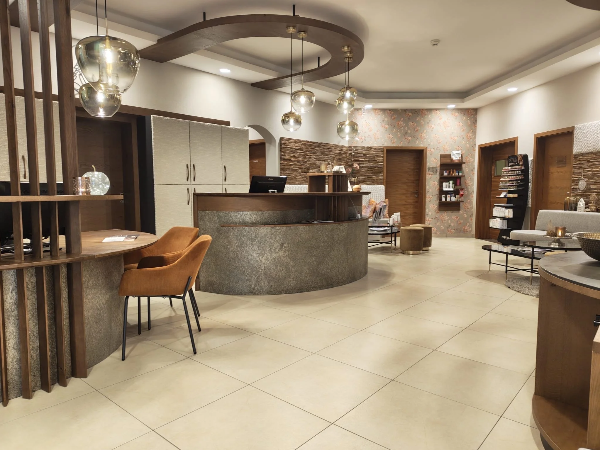 Heller Empfangsbereich in einer modernen Praxis oder Boutique mit Empfangstheke, Sitzgelegenheiten, dekorativen Lampen und Holzdekorationen.