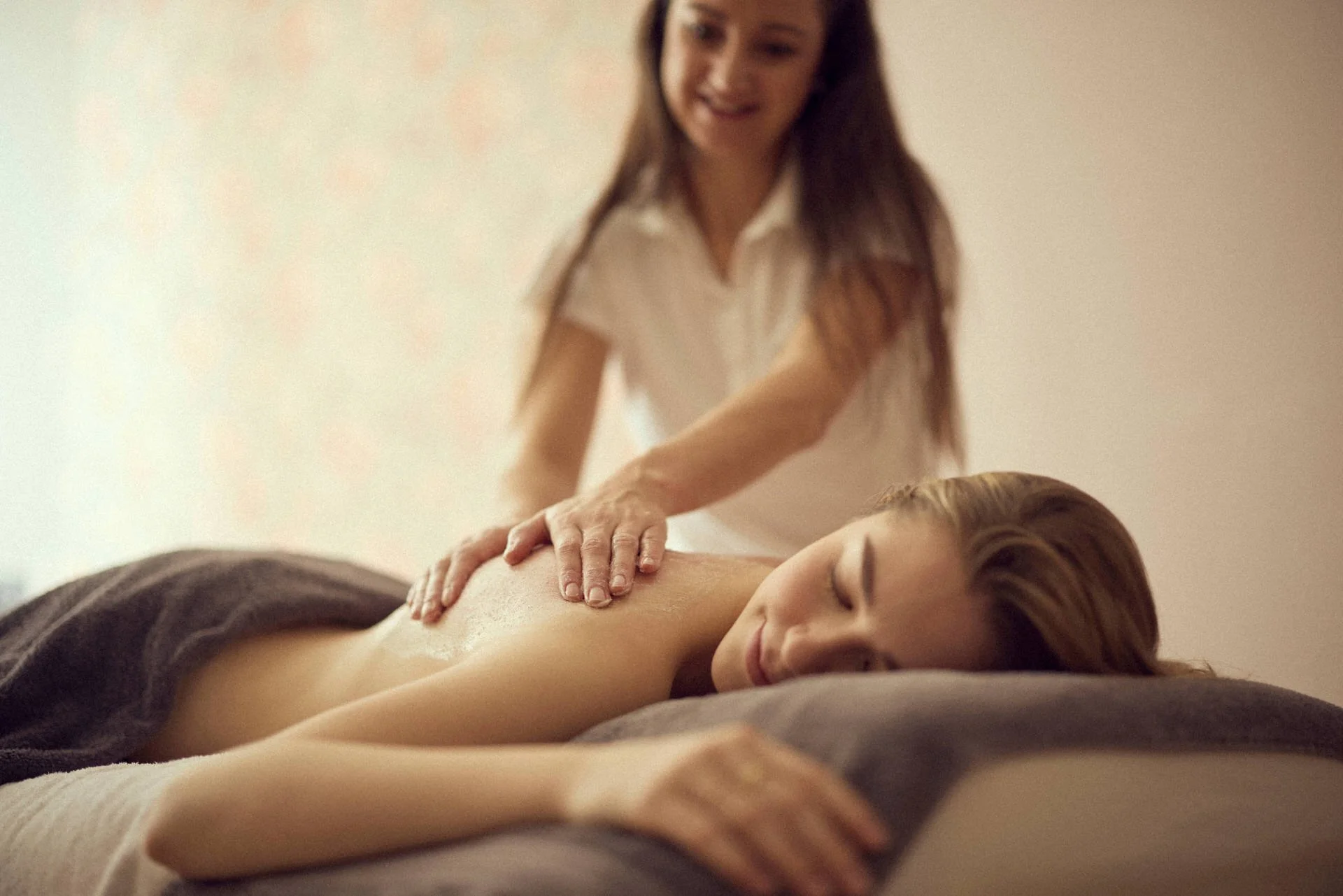 Frau erhält Rückenmassage in einem Spa