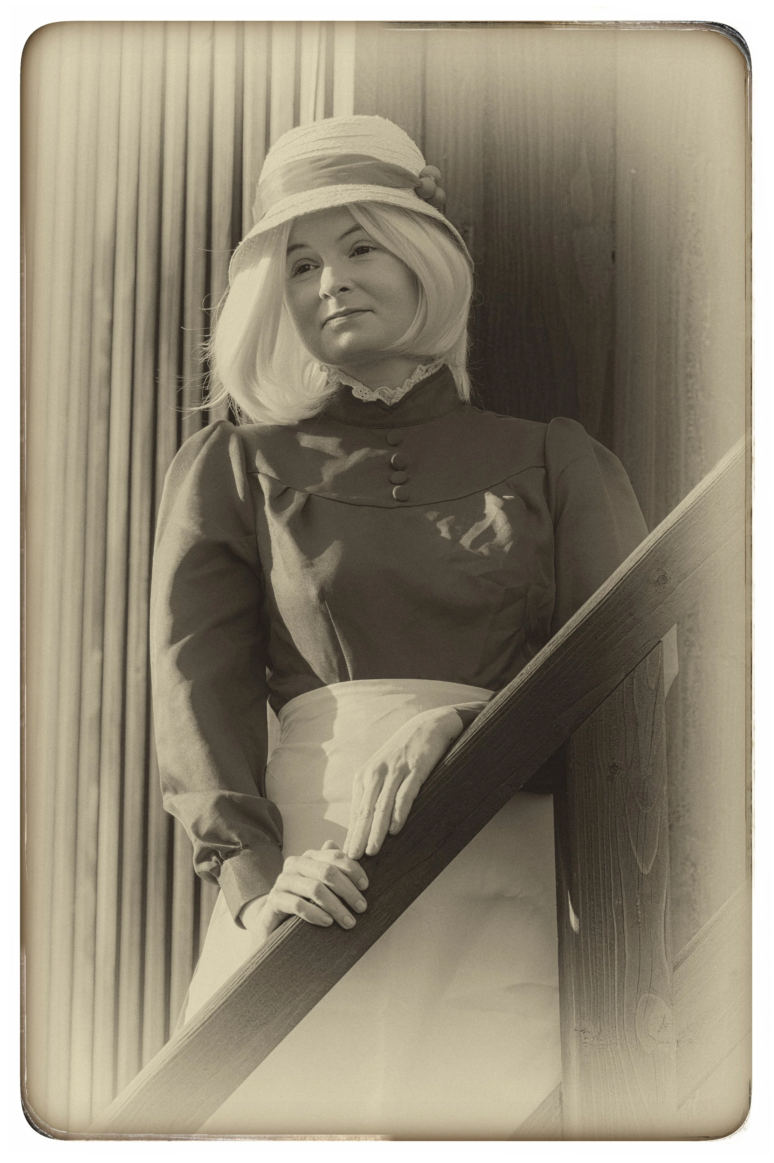 Schaufensterpuppe einer Frau in vintage Kleidung mit Hut, auf einer Treppe gegen Holzvertäfelung. Vintage-Ästhetik, sepiafarbener Ton.