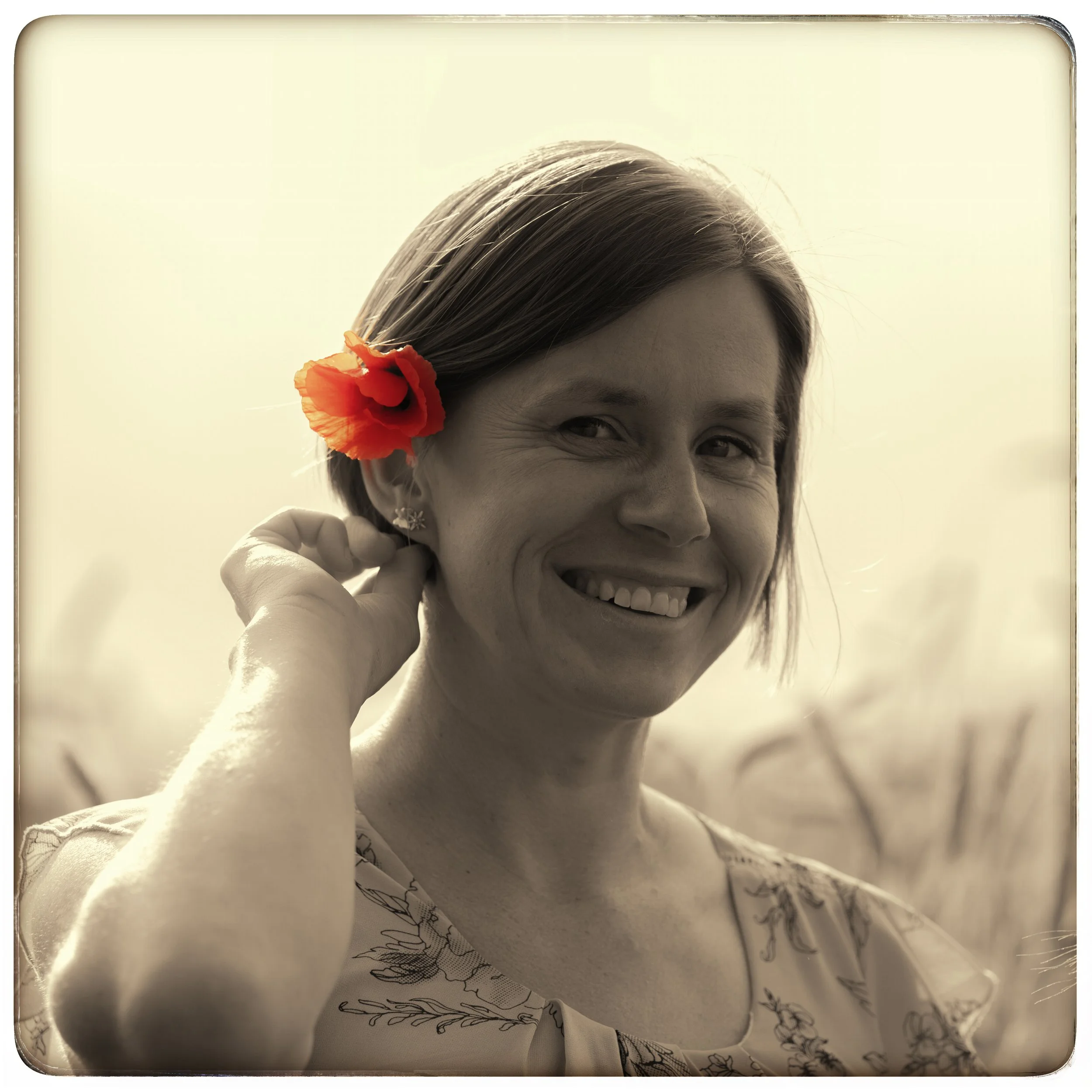 Frau mit Mohnblume