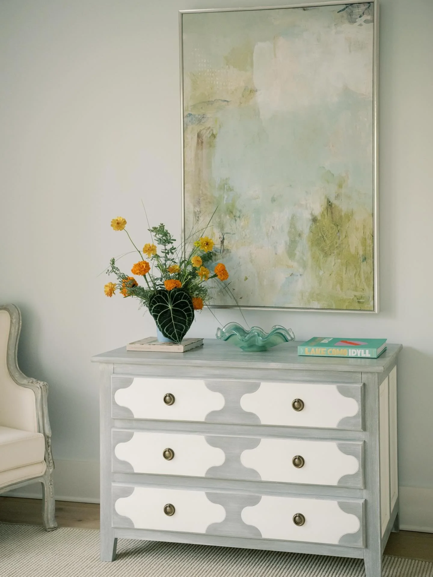 A quiet moment in our clients master bedroom. Soft coastal hues, sculptural details, and a fresh arrangement bring this corner to life. ✨
