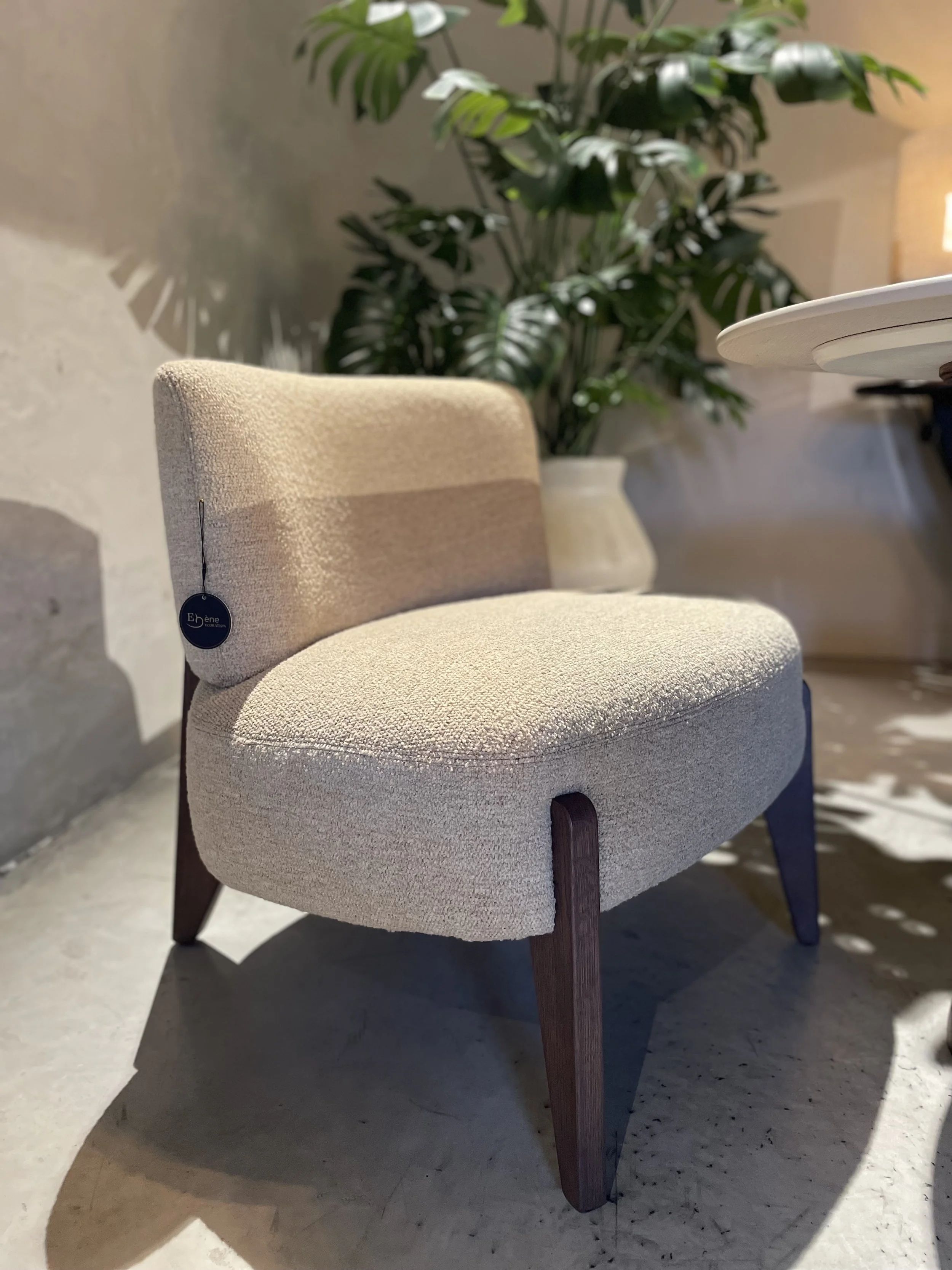 Fauteuil "Low Dinning" avec piétement en chêne finition chestnut. 
Existe en différents tissus et coloris de pieds.