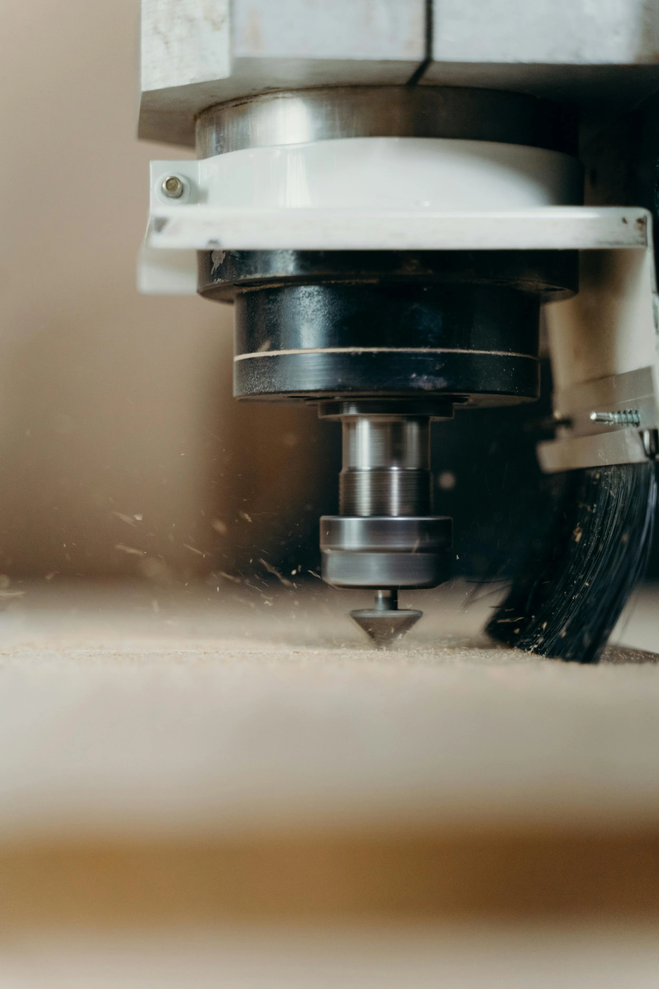 Comment le numérique, les machines CNC et l’intelligence artificielle révolutionnent l’agencement intérieur et le mobilier sur mesure