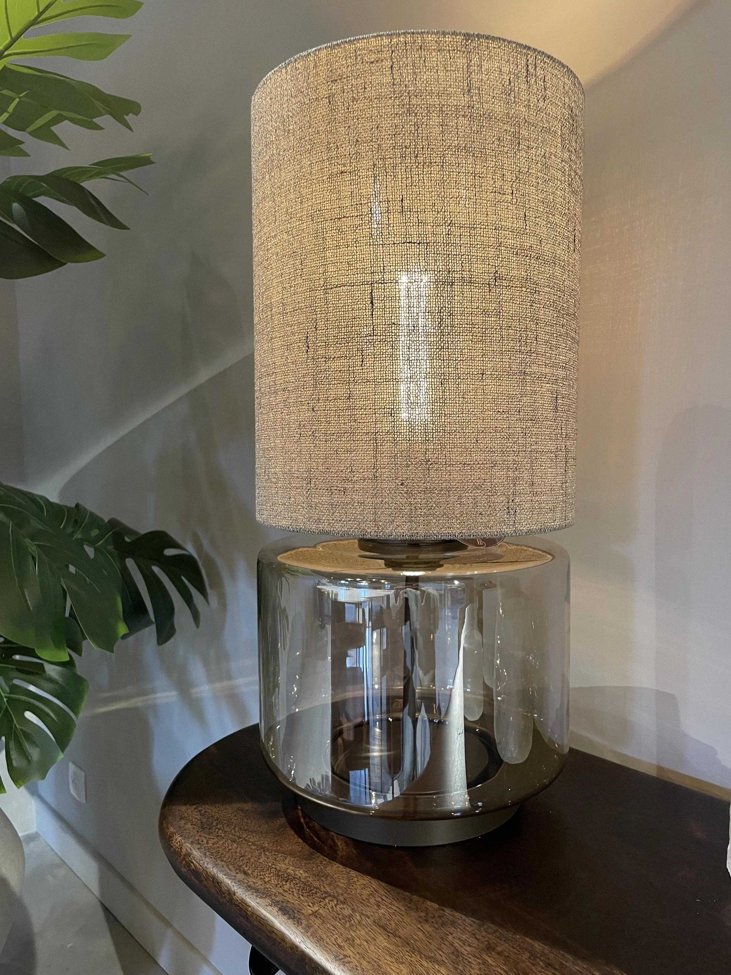 Lampe en verre fumé et abat jour tissu.
Plusieurs tailles et finitions disponibles.