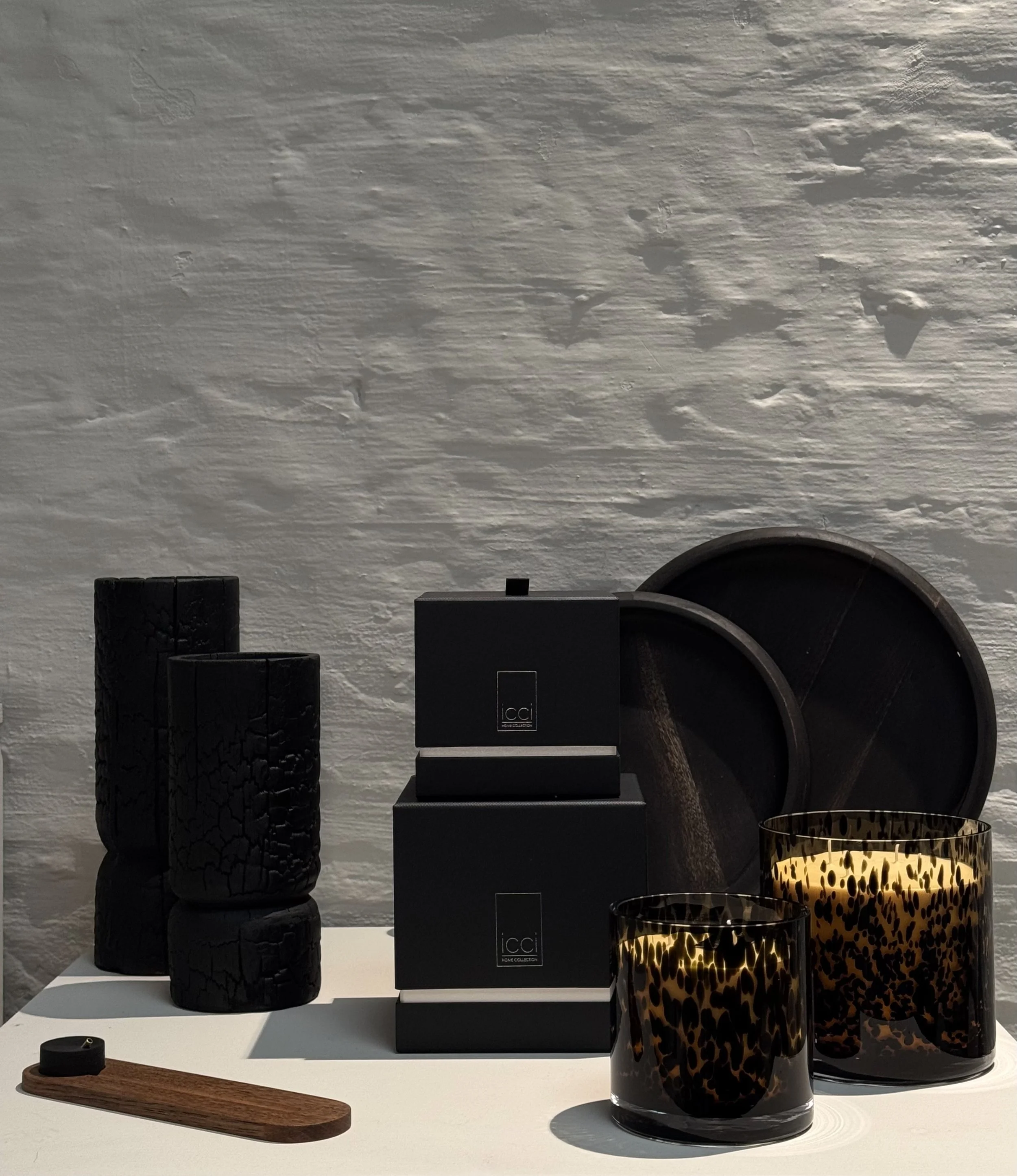 Bougie artisanale "Paris Couture" avec mèche de coton.
Existe en 2 tailles.
Nombreux modèles de verreries et parfums disponibles.