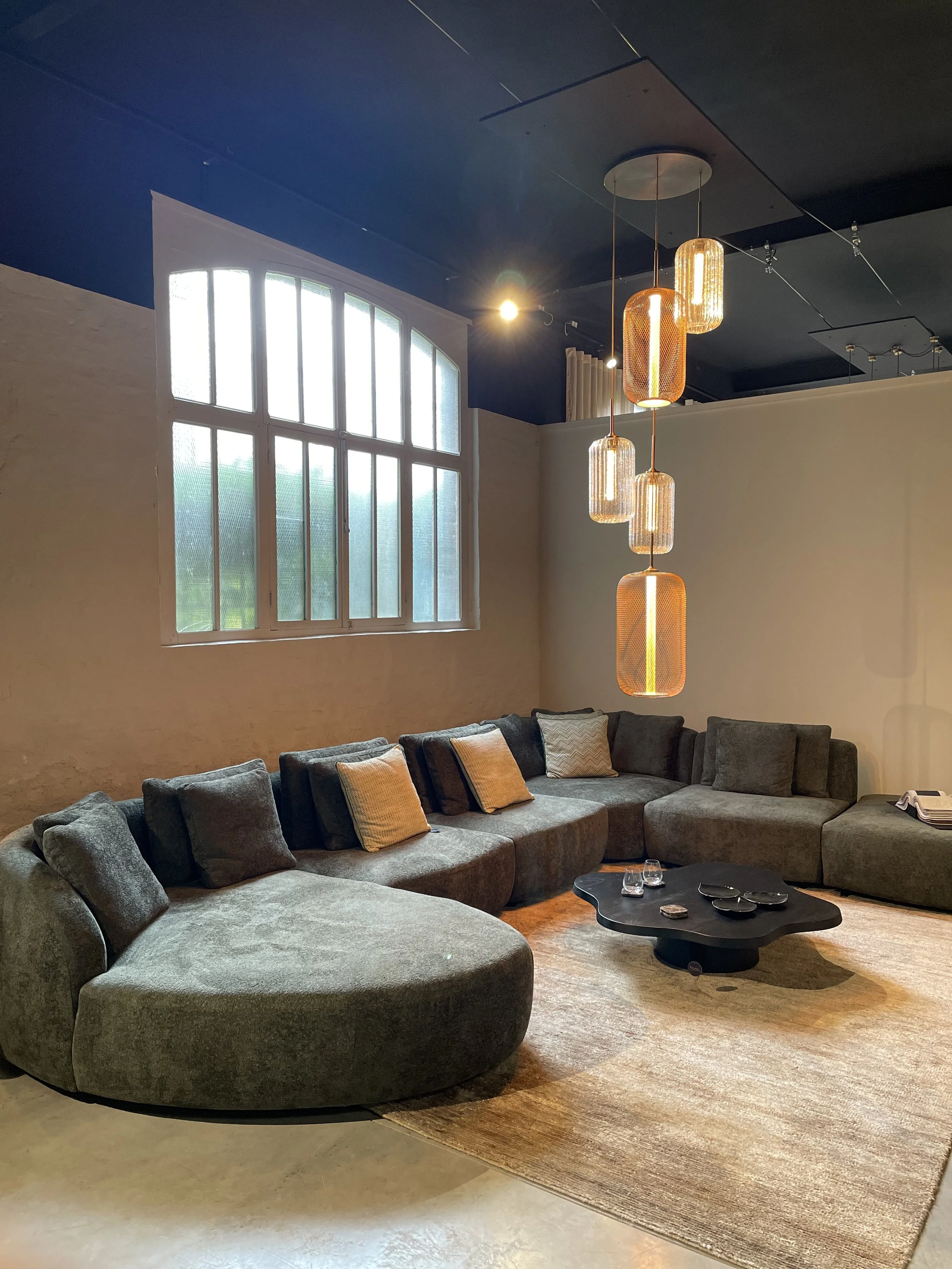 Composition Canapé.
Disponible en modules de différentes tailles.
Grand choix de tissus et configurations possibles.