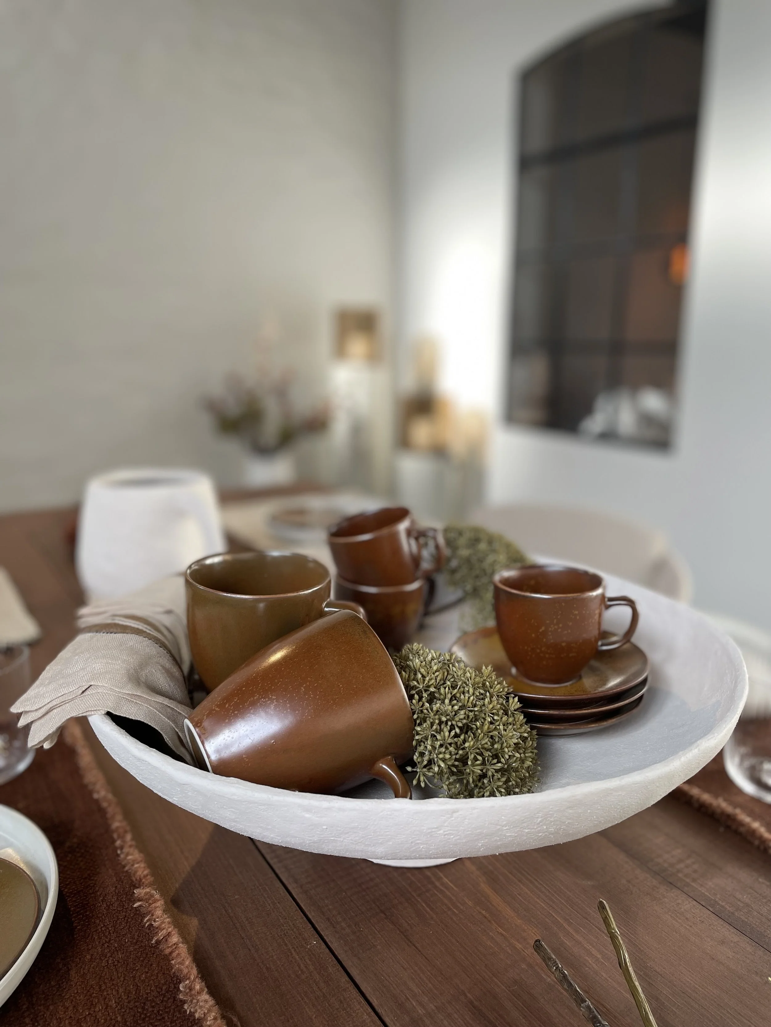 Grand plat circulaire en papier maché signé SERAX.