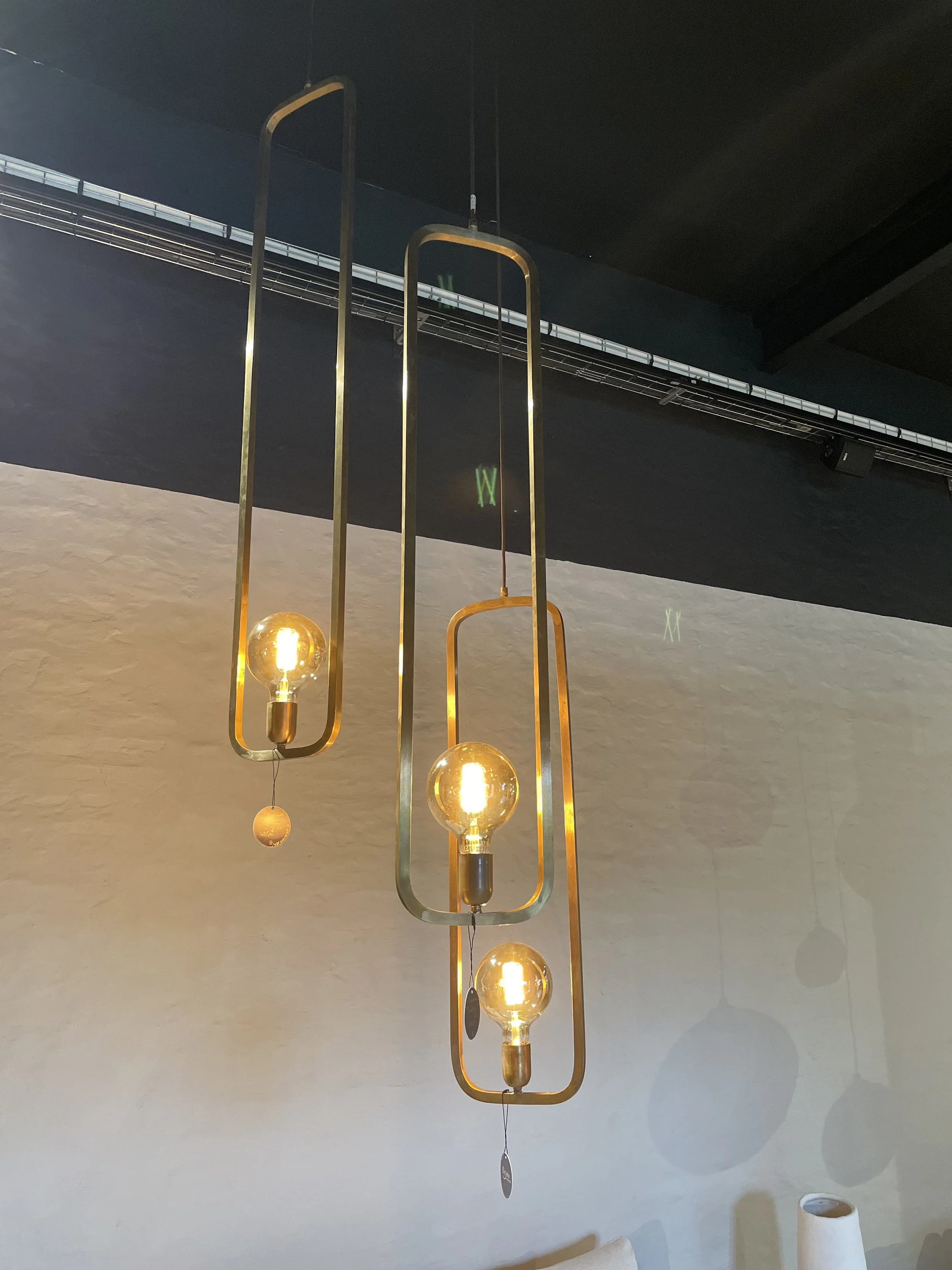 Suspension en laiton.
Vendue à l'unité.
Ampoule transparente ou verre fumé.