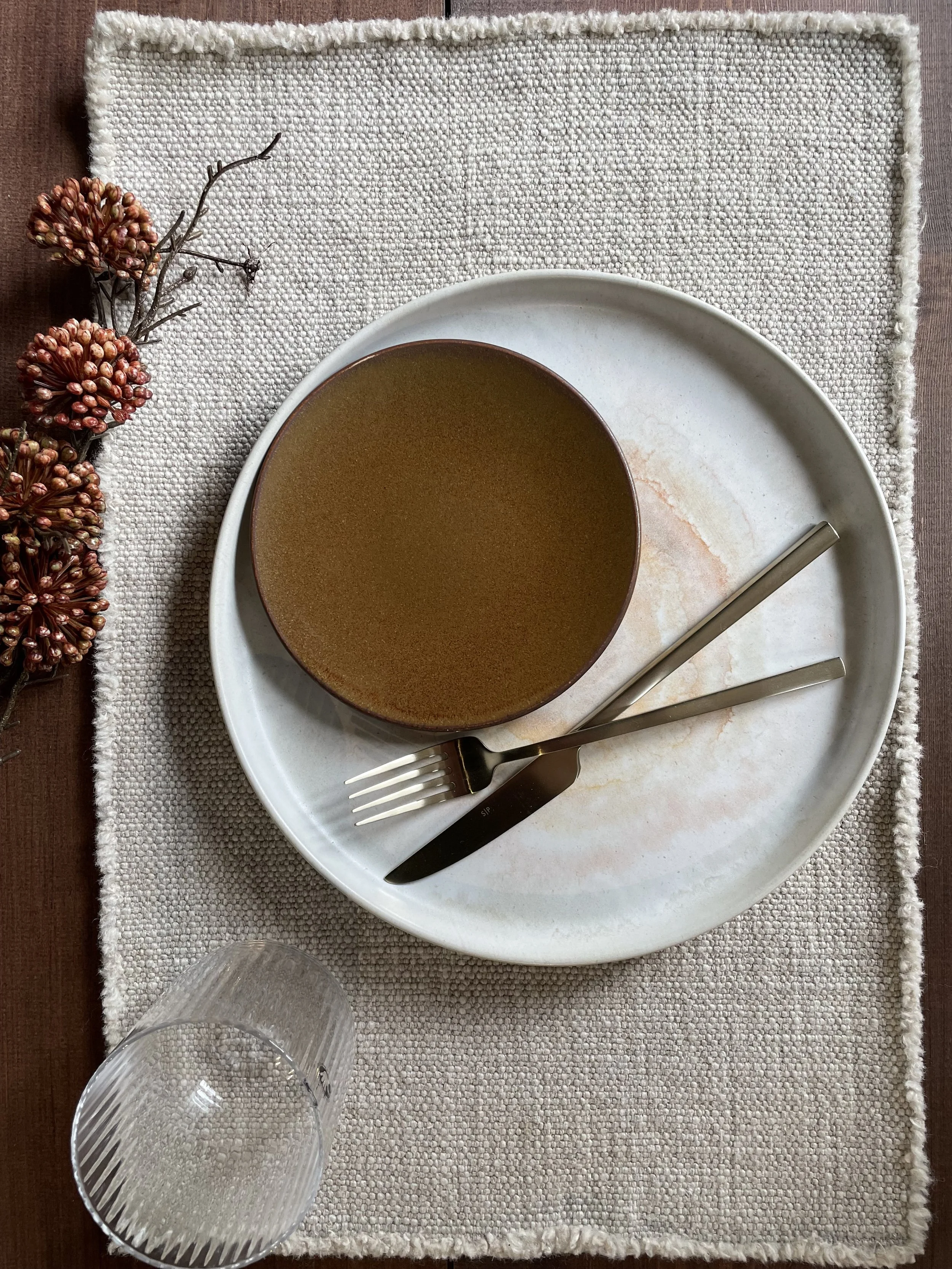 Set de table en lin.
Assiette aquarelle.
Couverts en métal doré mat.
