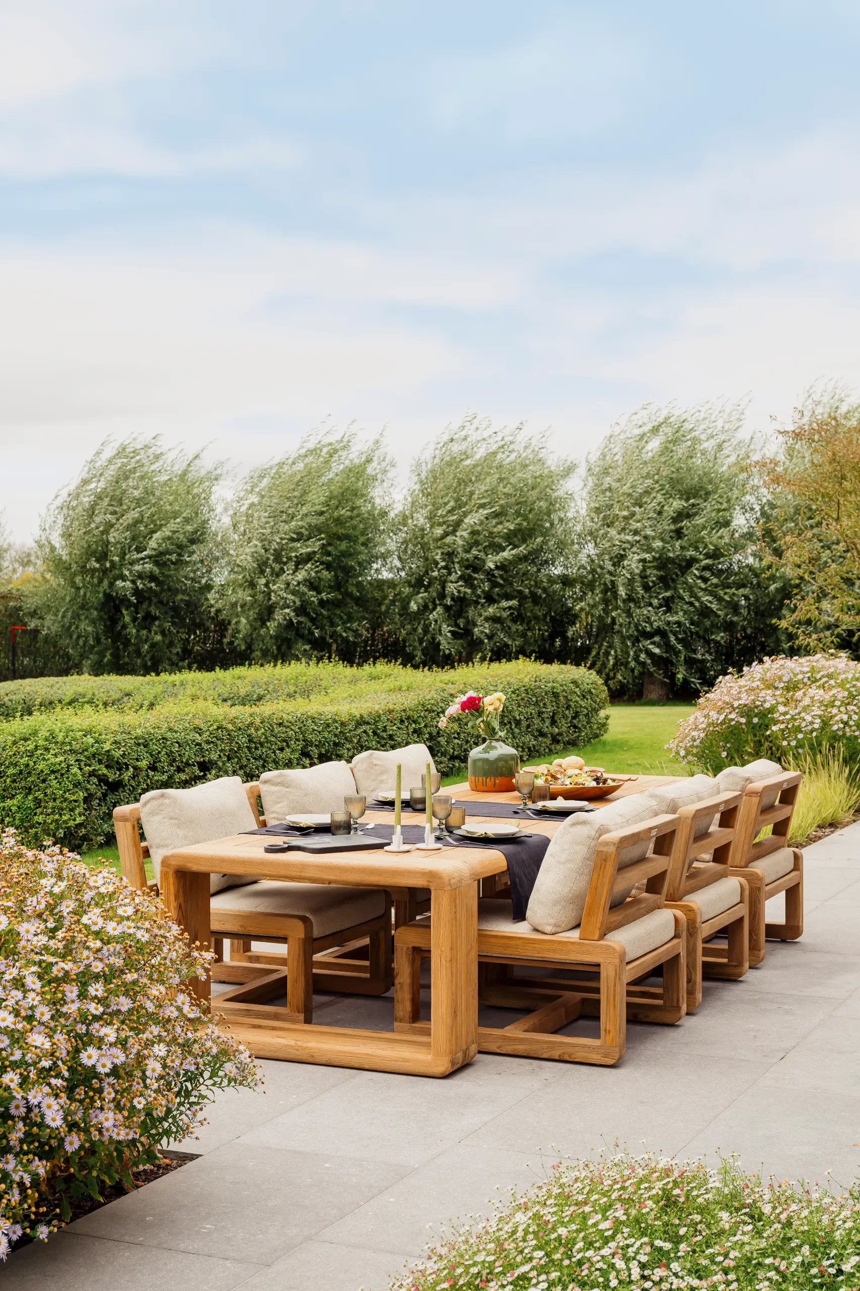 Table Outdoor en teck de chez gescova et ses fauteuils confortables