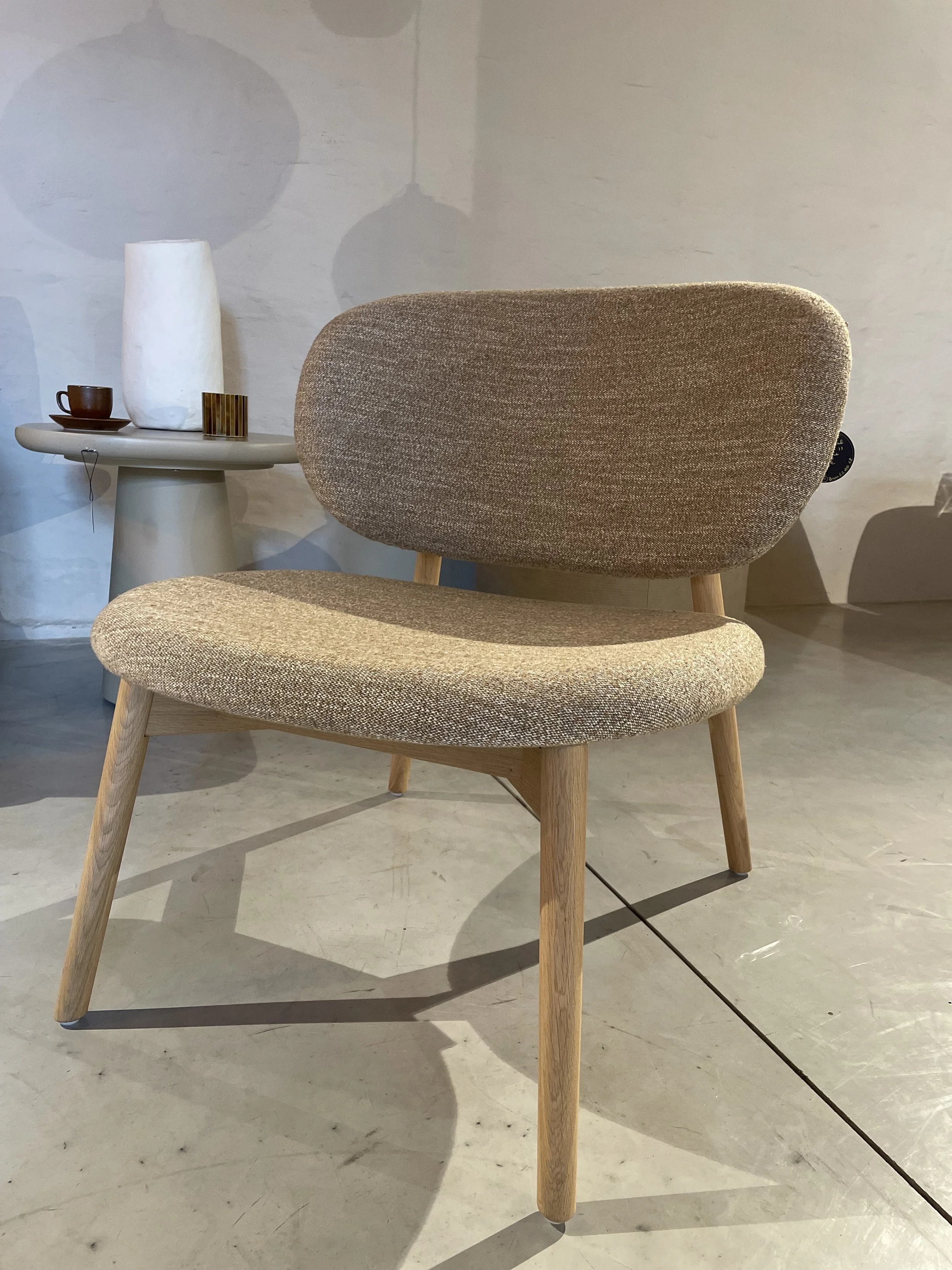 Fauteuil en chêne naturel de style scandinave.
Grand choix de tissus disponible.