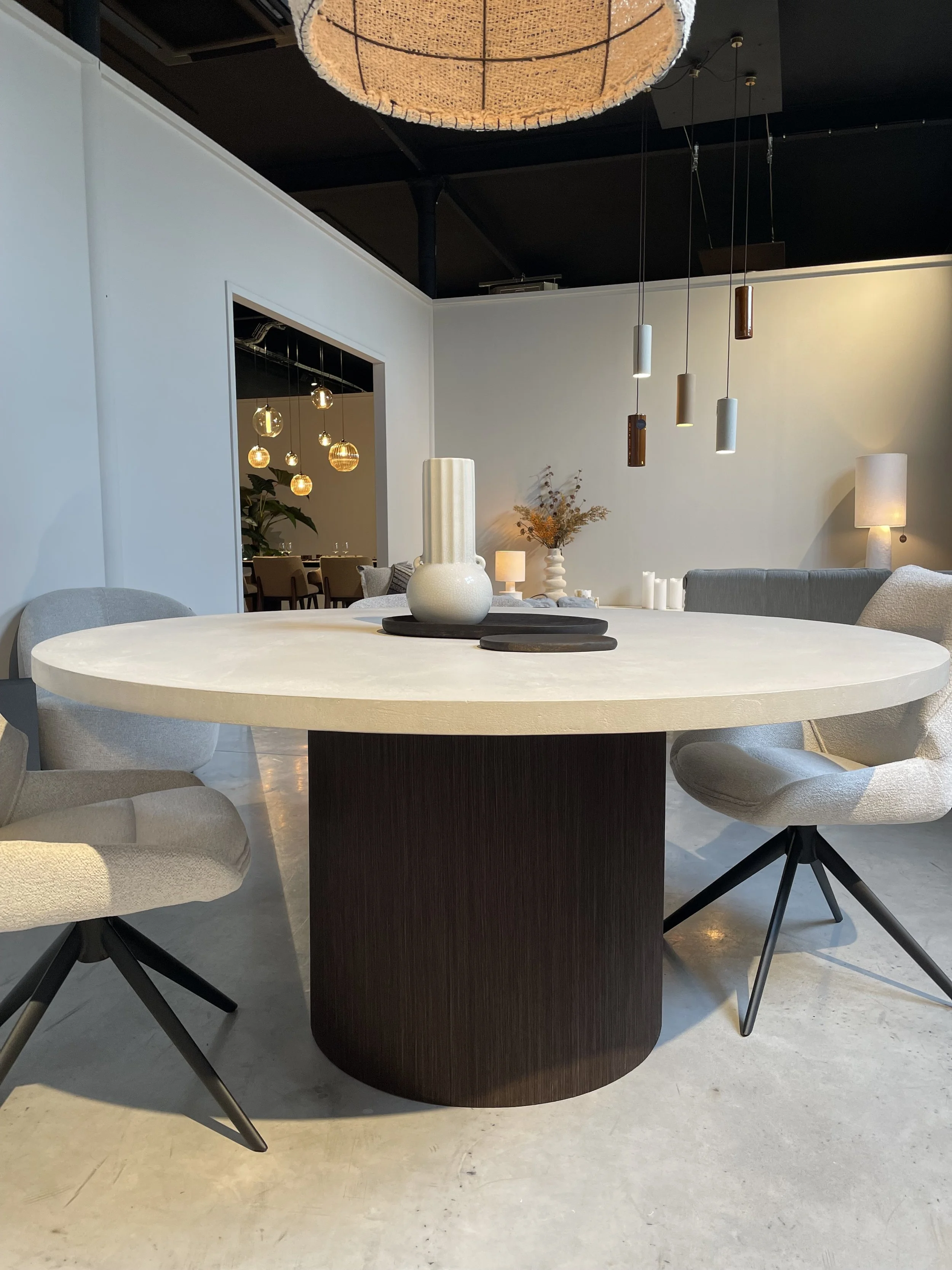 Table ronde diamètre 160cm  -modèle unique- en mortex et piètement bois strié finition wengé.