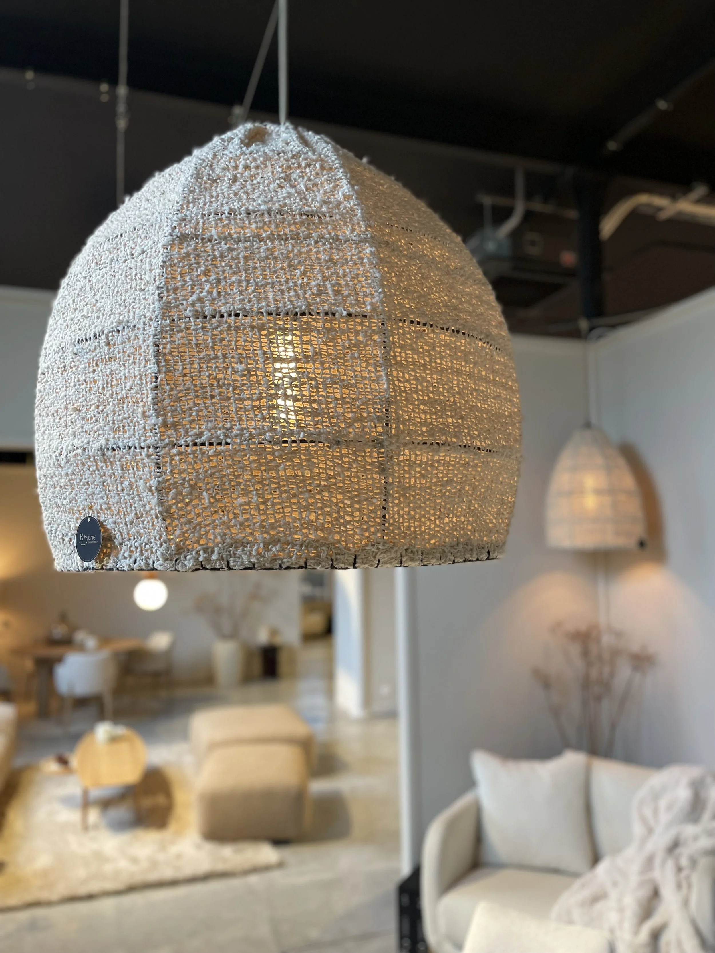 Suspension en laine de fabrication artisanale.
Existe en 3 tailles.