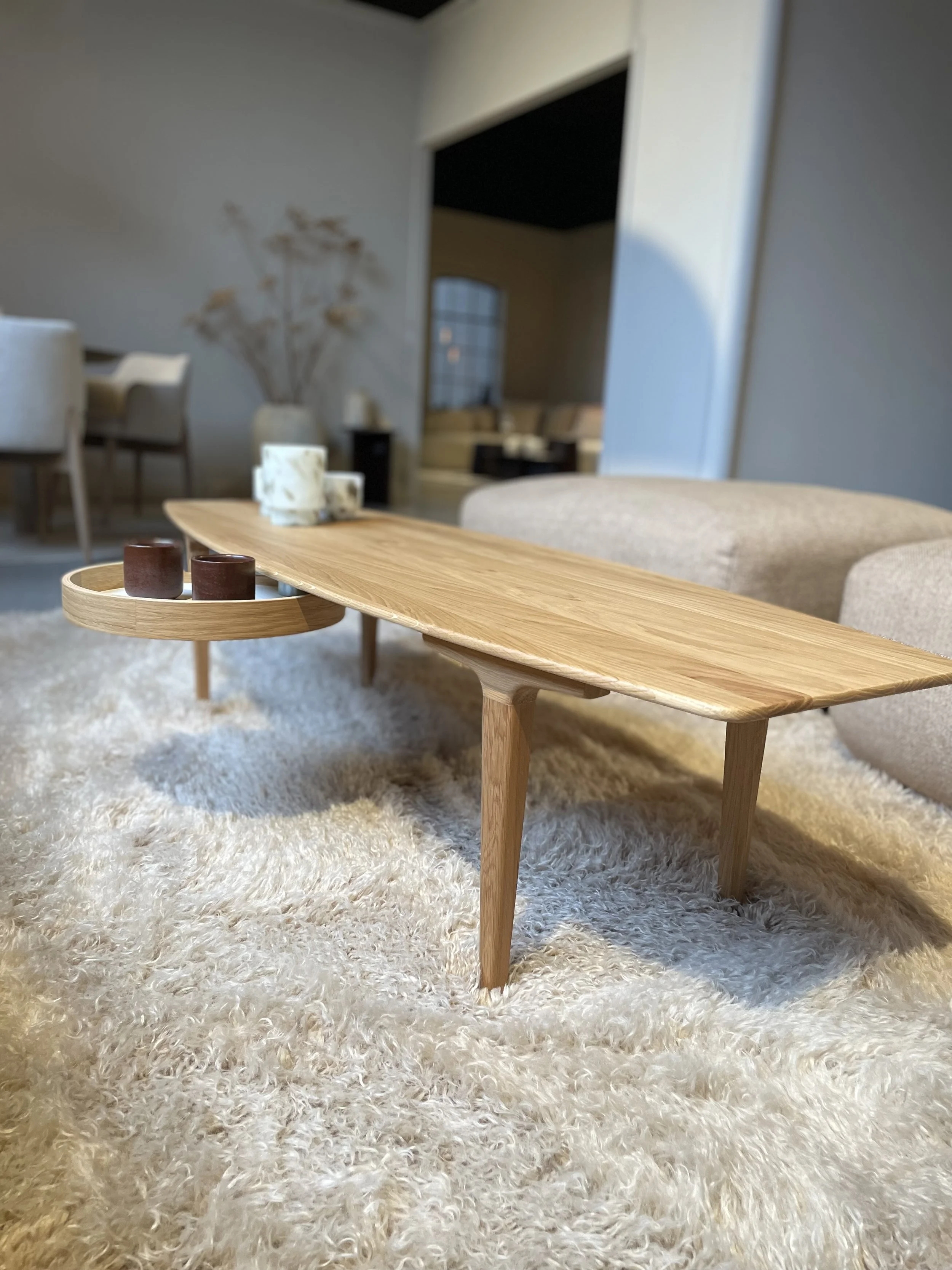 Table basse en chêne naturel de style scandinave avec son plateau dissimulé intégré.