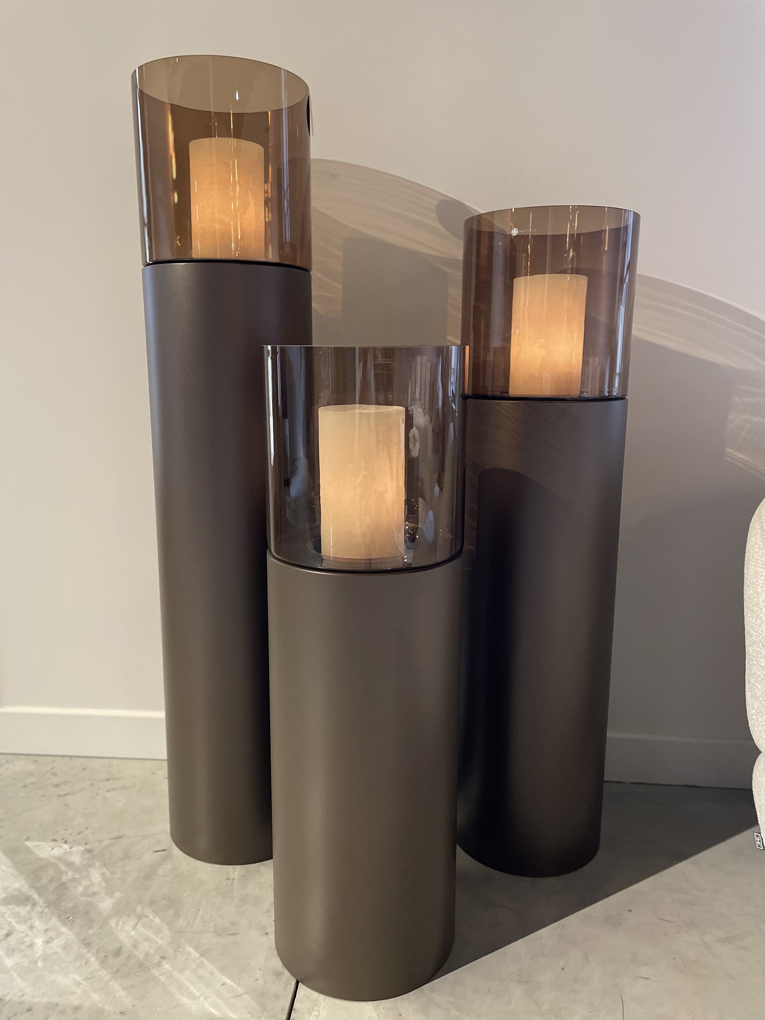 Lot de 3 colonnes de couleur bronze avec photophores  en verre fumé marron.
Existe en noir ou ivoire.
Photophore disponible en verre transparent ou fumé noir.