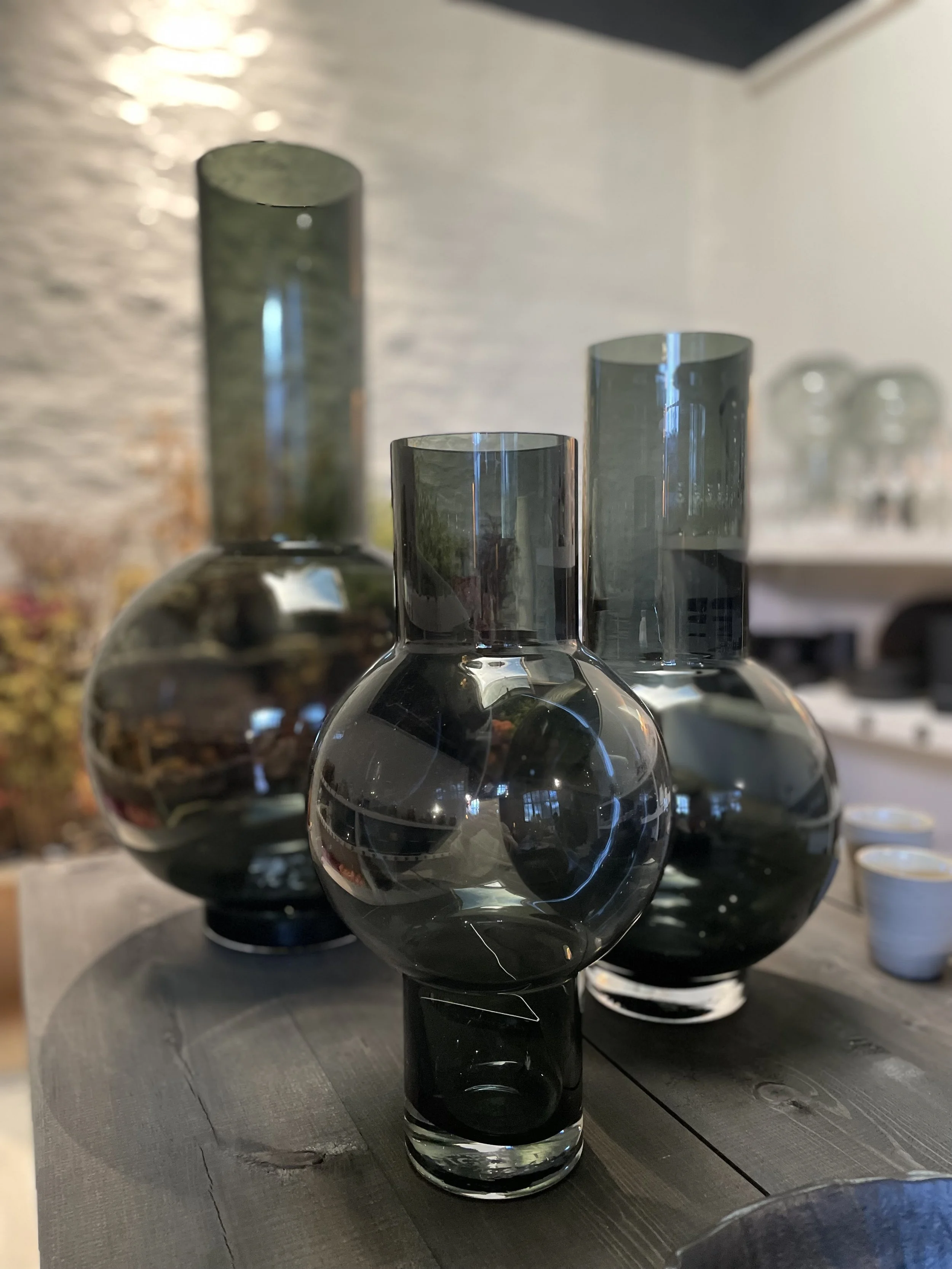 Vases en verre fumé.
3 tailles disponibles.