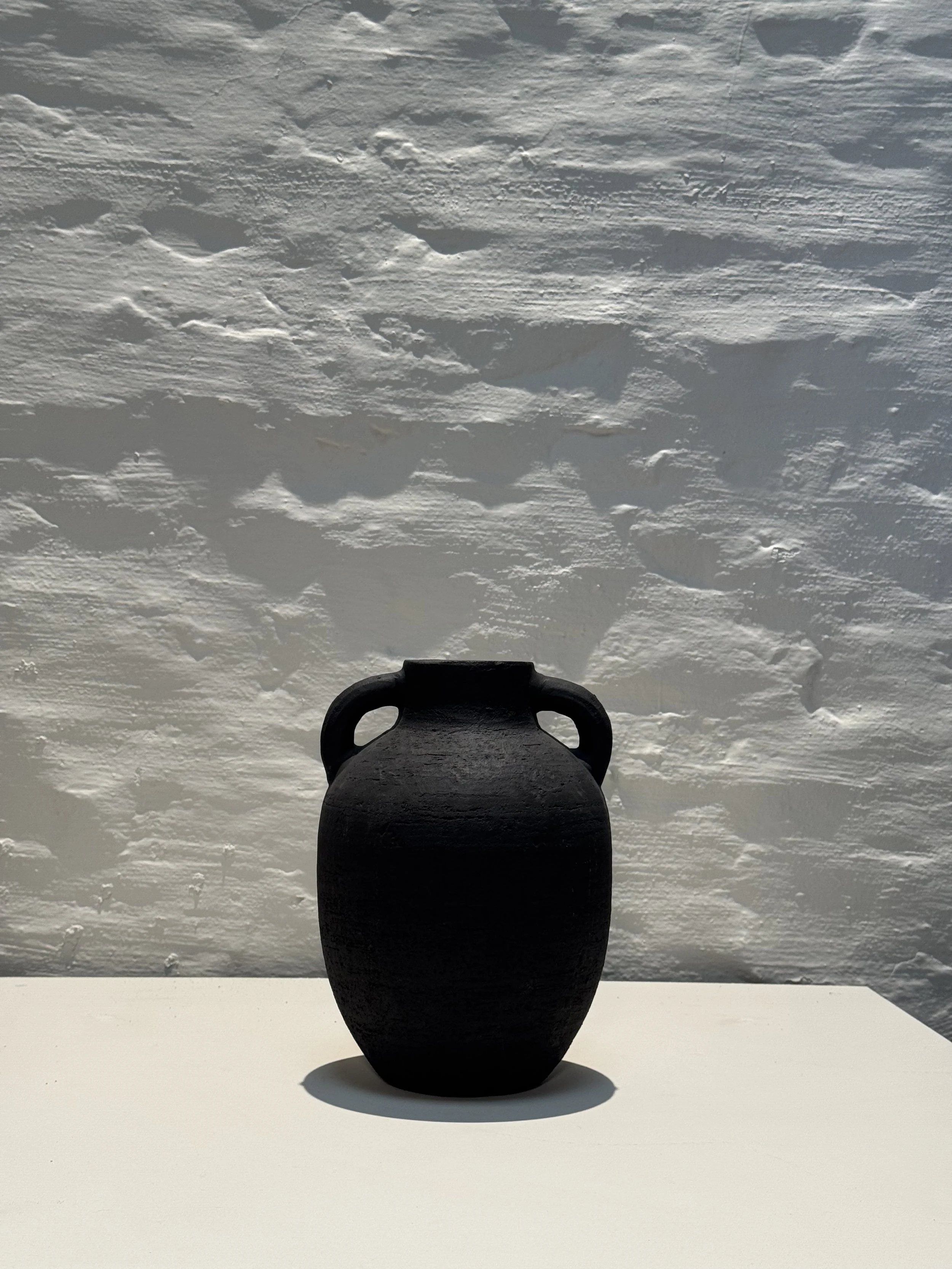 Vase en pierre noire.
Existe en 2 tailles.