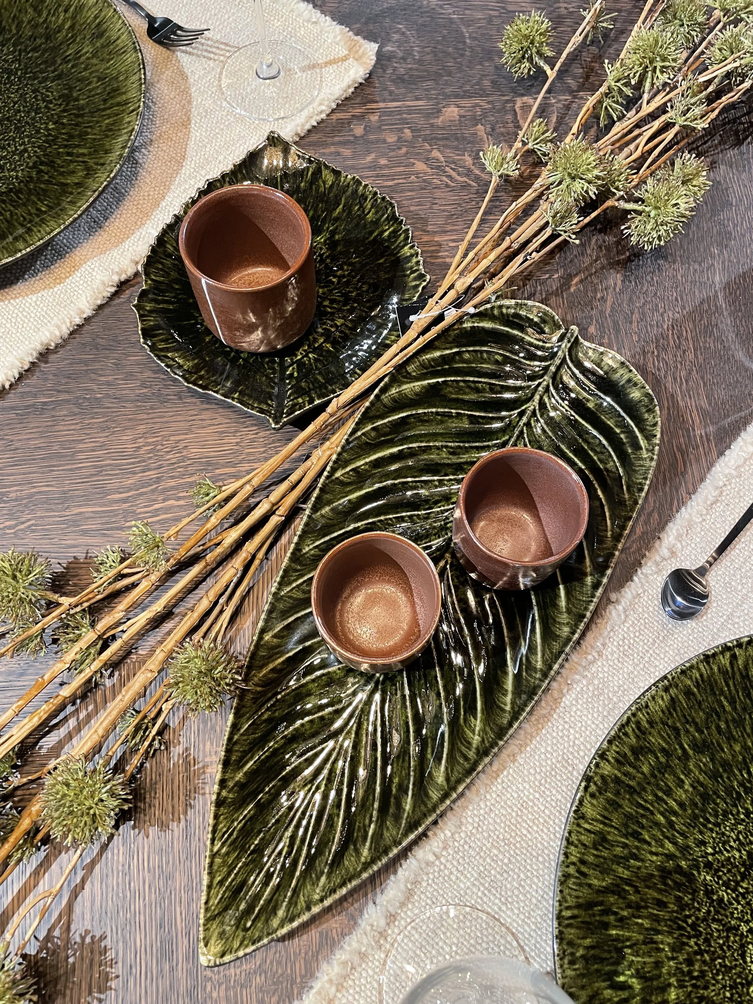 Plateau émaillé en forme de feuille.
Existe en 2 tailles.