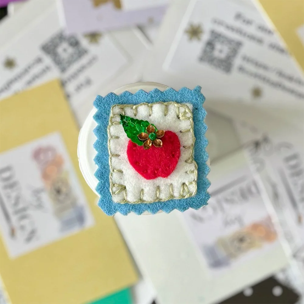 Apple Magnet with Blue Boarder