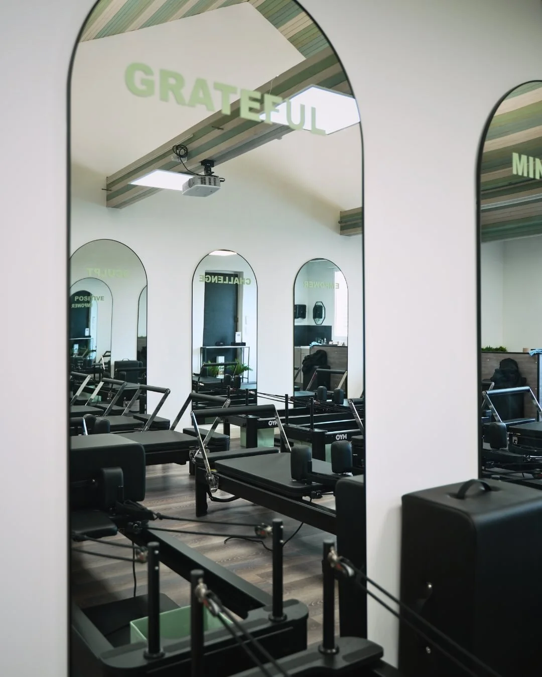 Bienvenue chez MYO.

Un espace pens&eacute; dans les moindres d&eacute;tails pour te faire ralentir, respirer&hellip; et te recentrer.

Ici, chaque &eacute;l&eacute;ment compte pour que tu te sentes bien d&egrave;s que tu passes la porte.

Tu viens t