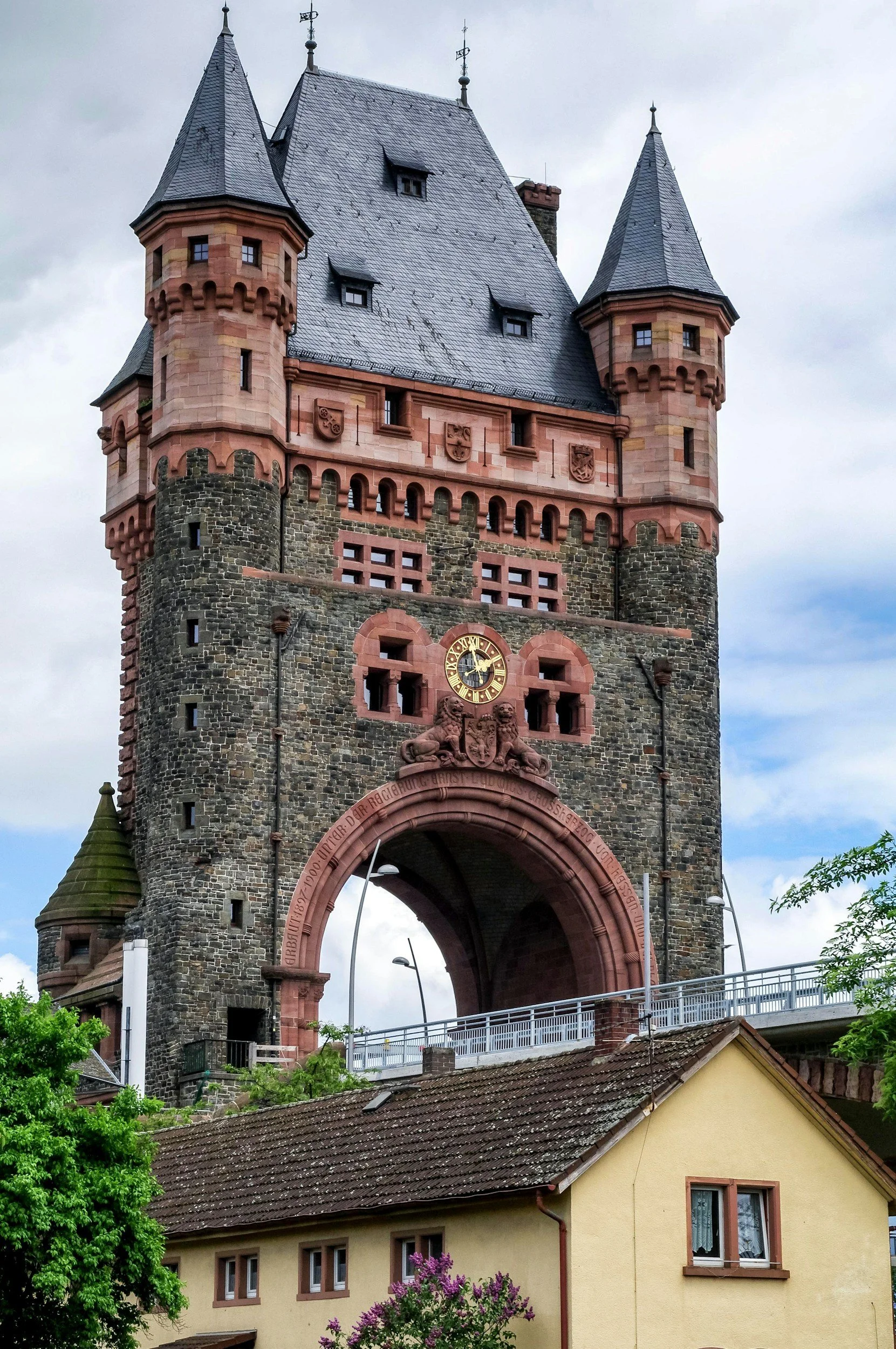 Nibelunenturm in Worms in Rheinlandpfalz mit altem mittelalterlichen Schloss