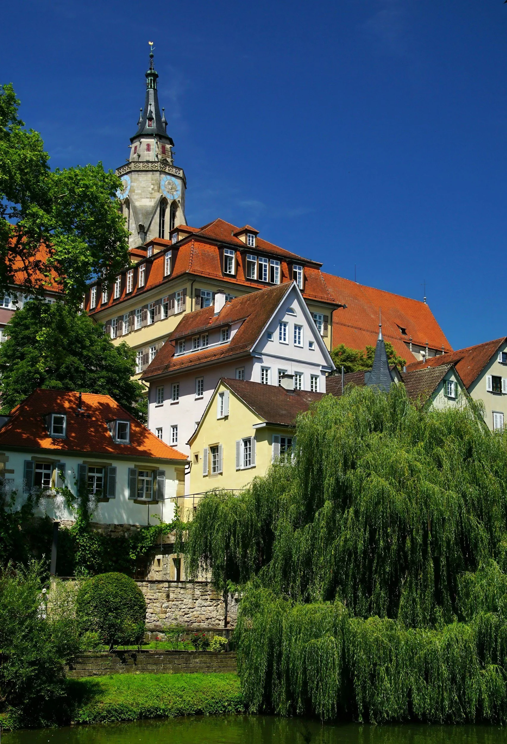 Sonnige Kleinstadt mit Kirche und Häusern in Baden-Württemberg