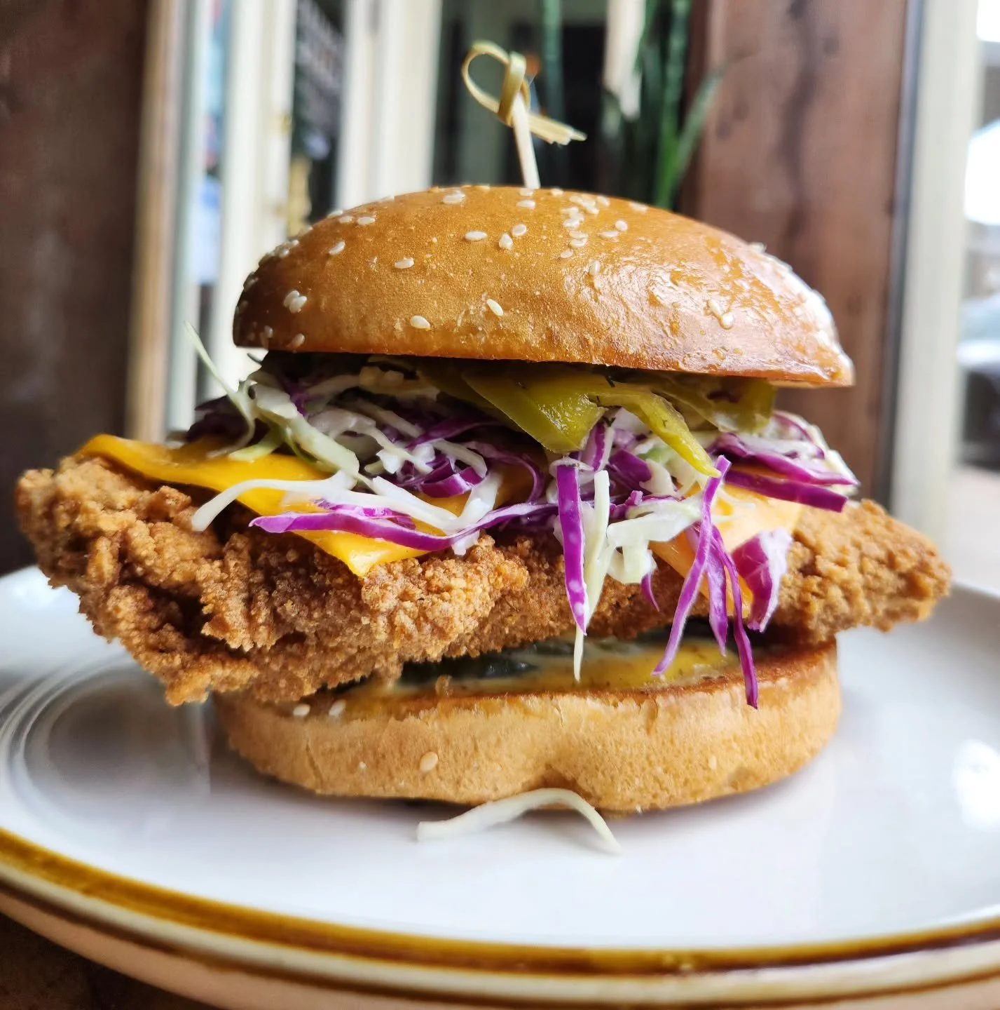 Have you tried the Clucker yet? 

Creamy triple honey mustard, CRISPY JUICY fried chicken breast, lemon Garlic slaw, pickled and fresh jalapenos, buttered toasted bun

Get it Mandy style with cheese and extra jalapenos.. you'll thank us later 😉

#te