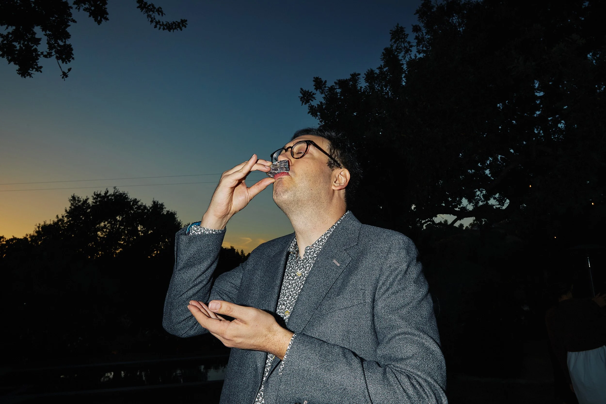 Editorial wedding photography capturing gestures during the cerimony