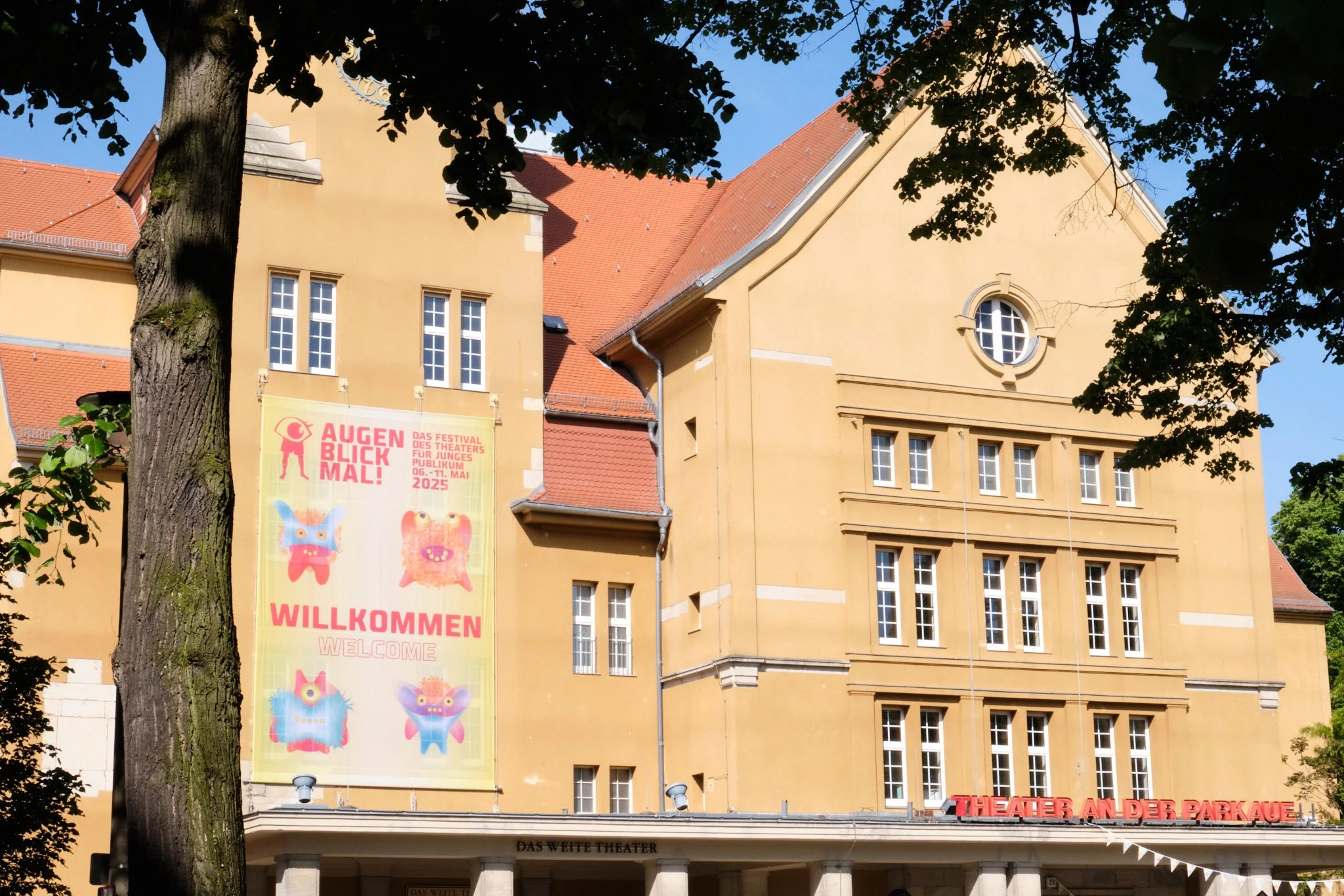 Das Theater an der Parkaue ist  mit einem großen Festivalbanner geschmückt.