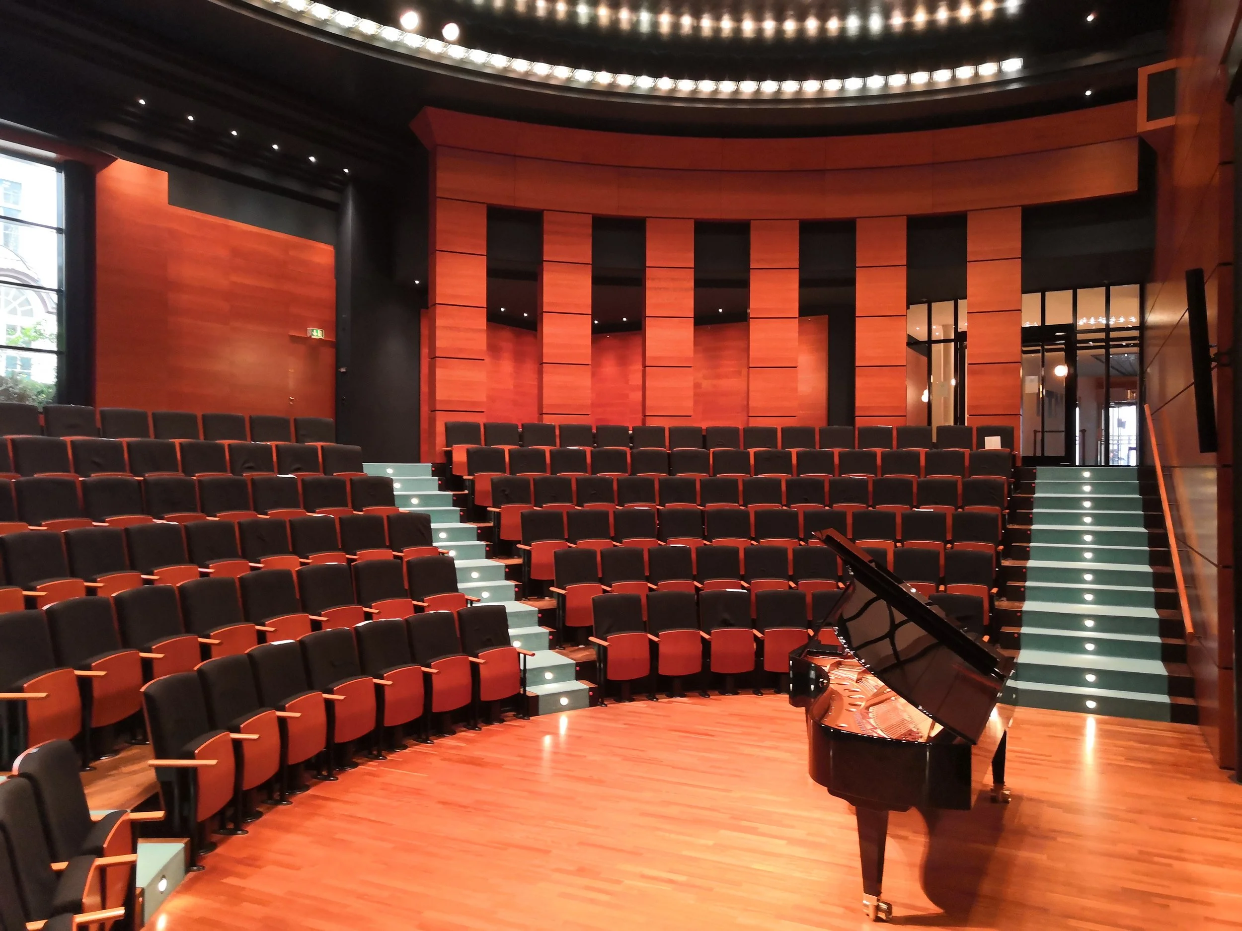 Der Kammermusiksaal des Beethoven-Haus-Bonn mit schwarzem Flügel.