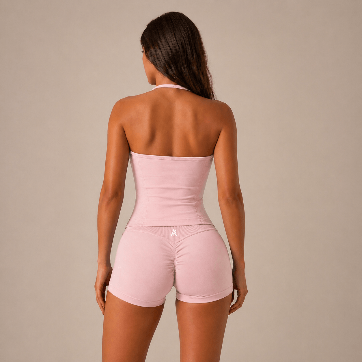 Woman-in-gym-workout-clothes-the-back-rosa.png