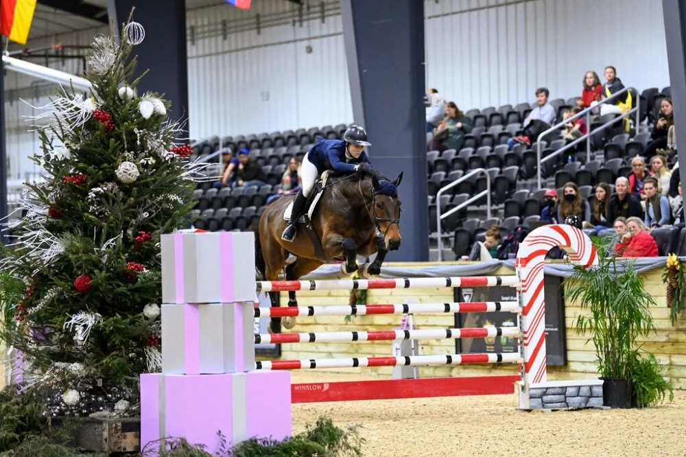 DEC 18, 2021- Jumper News Usa: Genevieve Munson & Contendro Star Fly to Second in $30,000 WEC Grand Prix