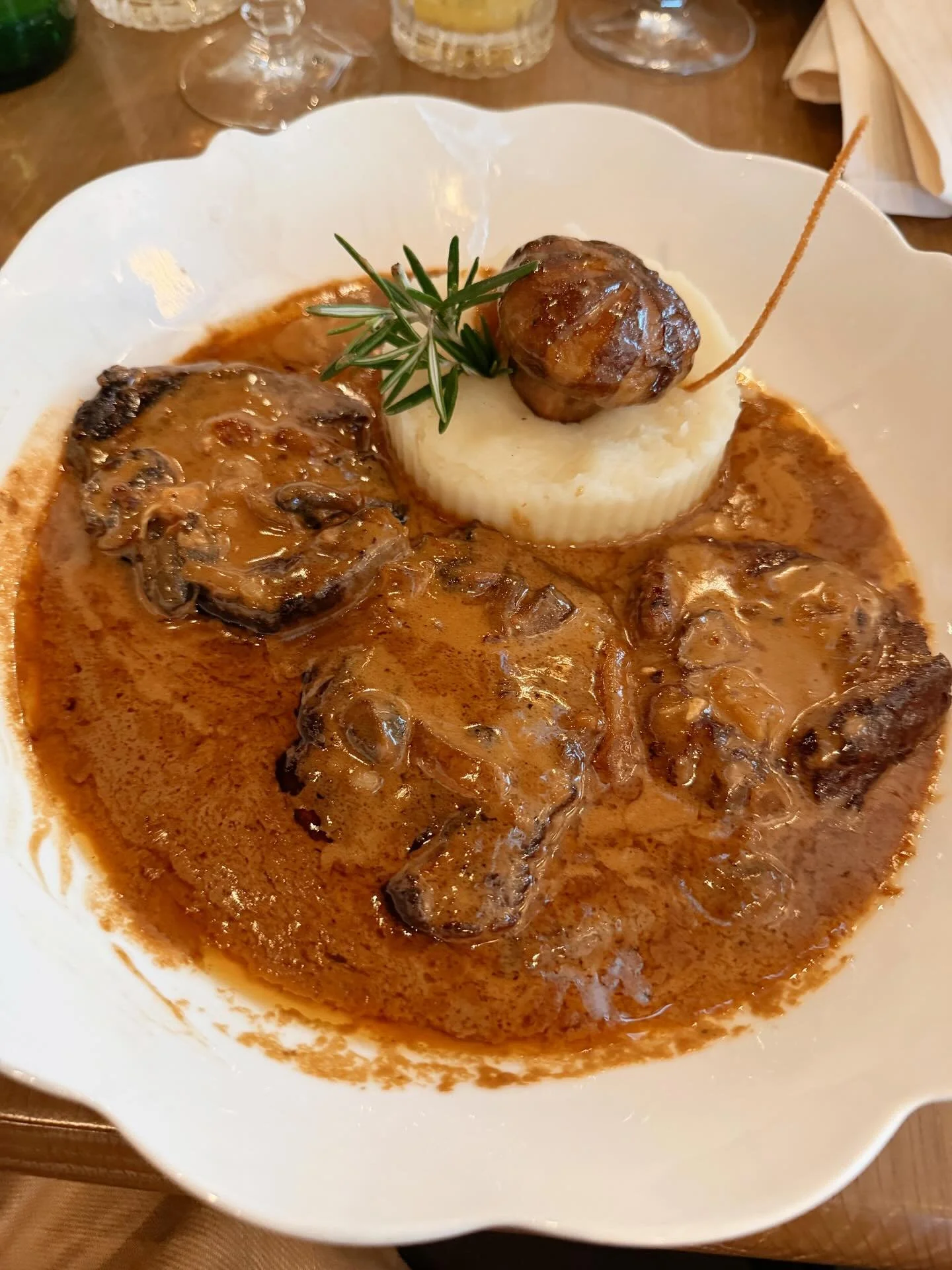 I ordered the Lebanese bistec at Sirocco Mediterranean Restaurant and honestly I&rsquo;m still thinking about it. The steak was so tender, the sauce was delicious without being heavy, and the mashed potatoes were the perfect base for everything. ✨🍽️