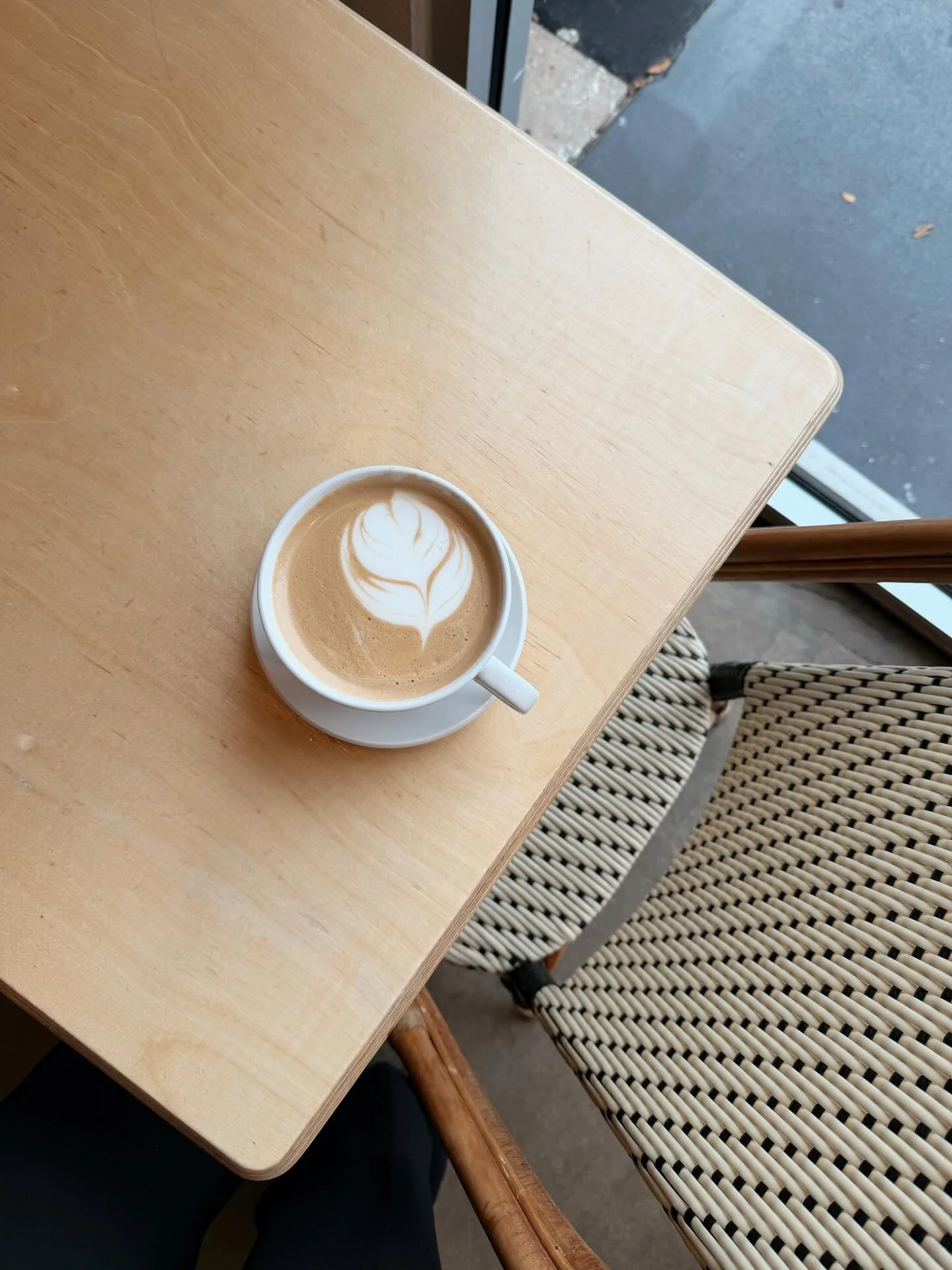 I stopped in for a cafecito and ended up staying longer than planned (as usual). The space is minimal and airy with warm wood, plants everywhere, and that perfect neighborhood feel.☕️✨

I ordered a latte with the prettiest foam art and a Cuban bowl w