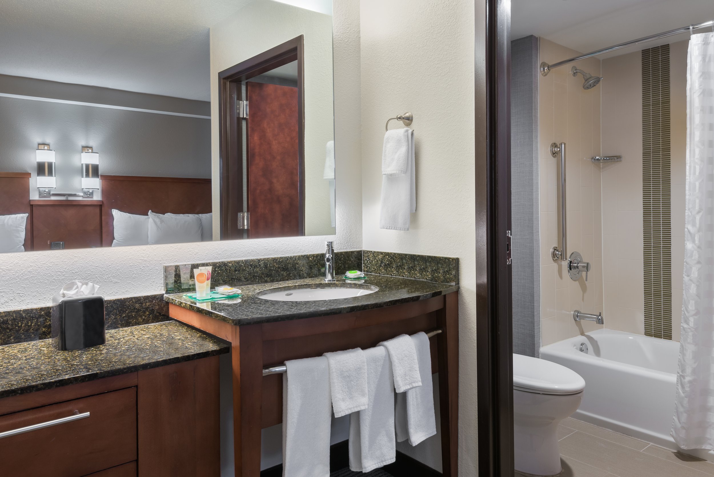Hyatt-Place-Boston-Medford-P015-Double-Tub.jpg