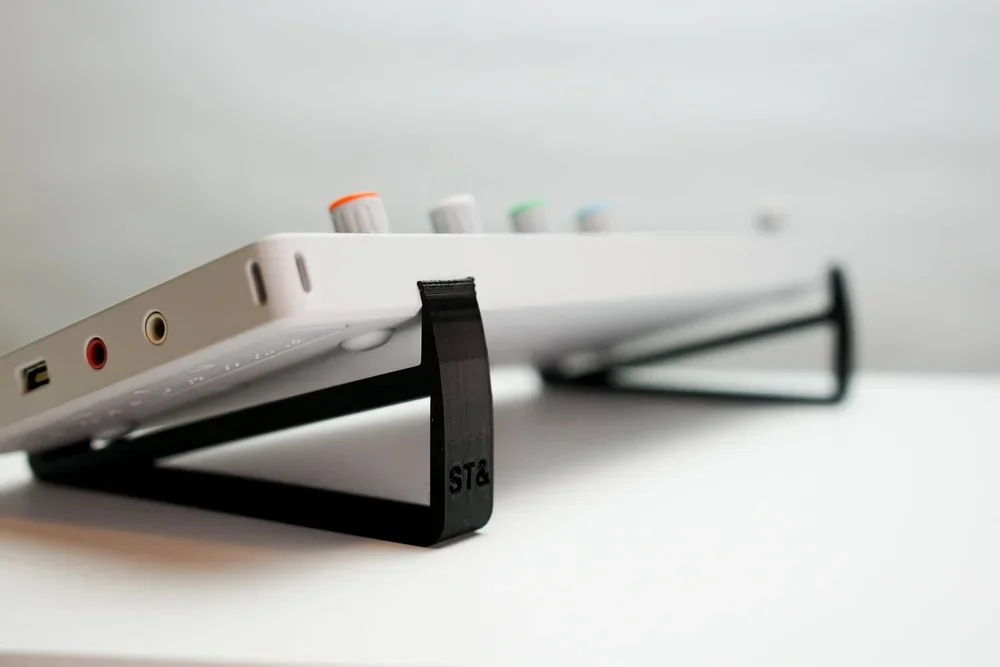 op1 stand crlcrrll 7.webp