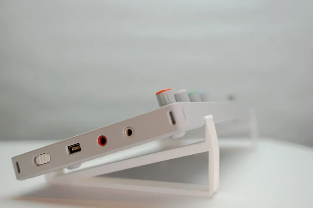 op1 stand crlcrrll 3.webp