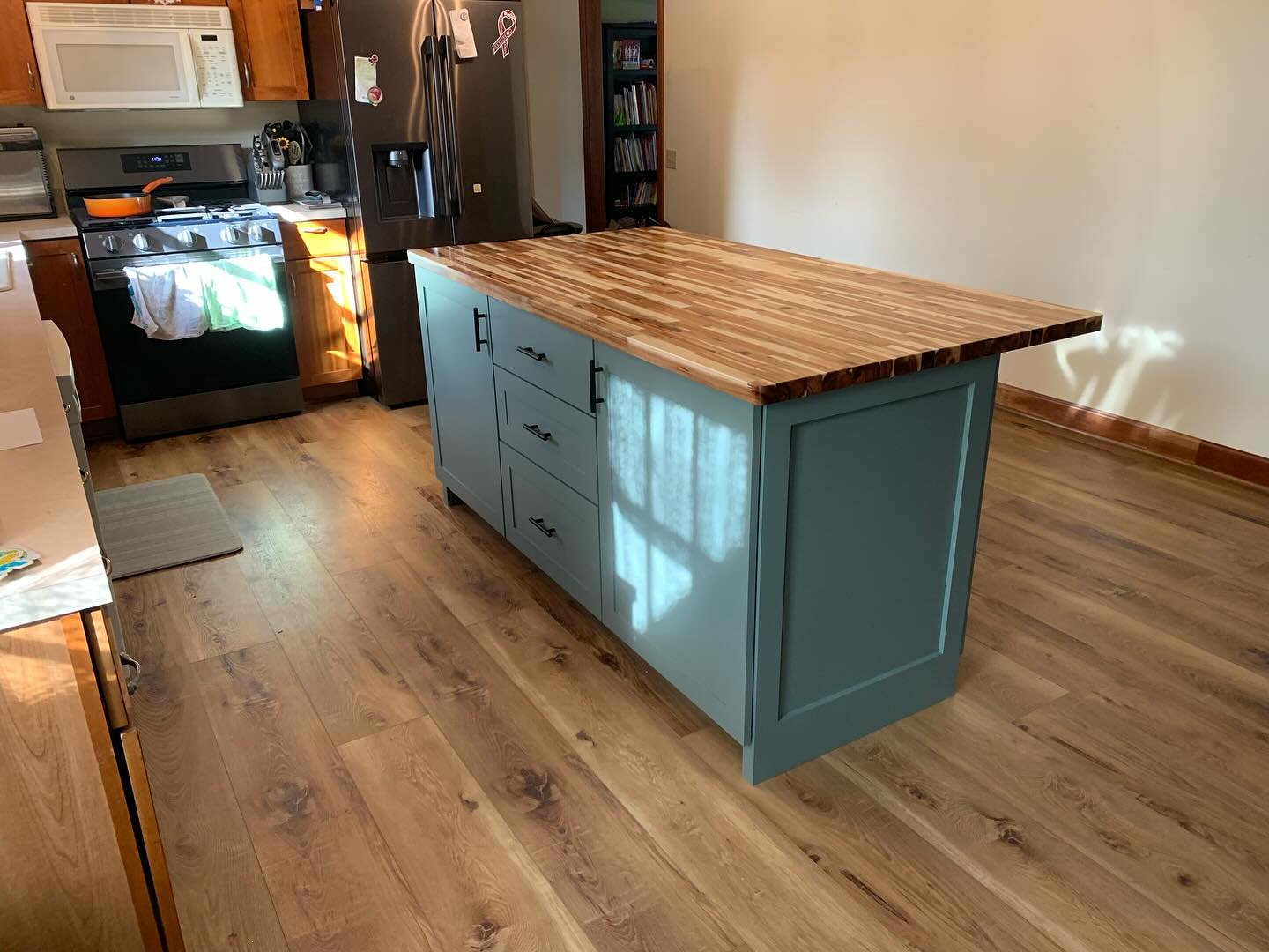 The addition of an island gives so much more work space! Also a perfect spot for some stools to get those little helping hands to work! 👧👦

Would you like to add an island to your existing kitchen? Just message us with dimensions and style preferen