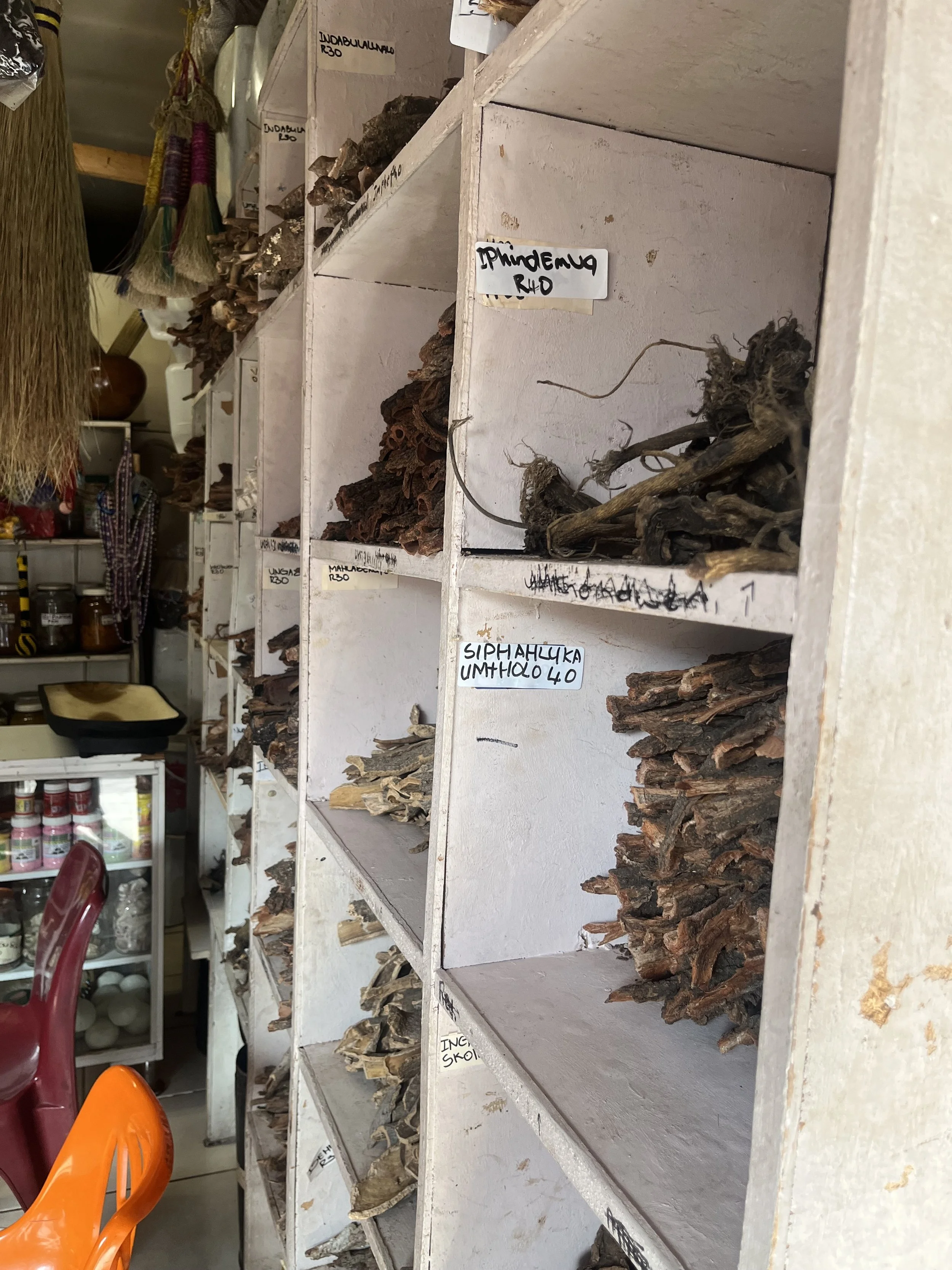 アフリカ伝統の薬屋さんに訪問