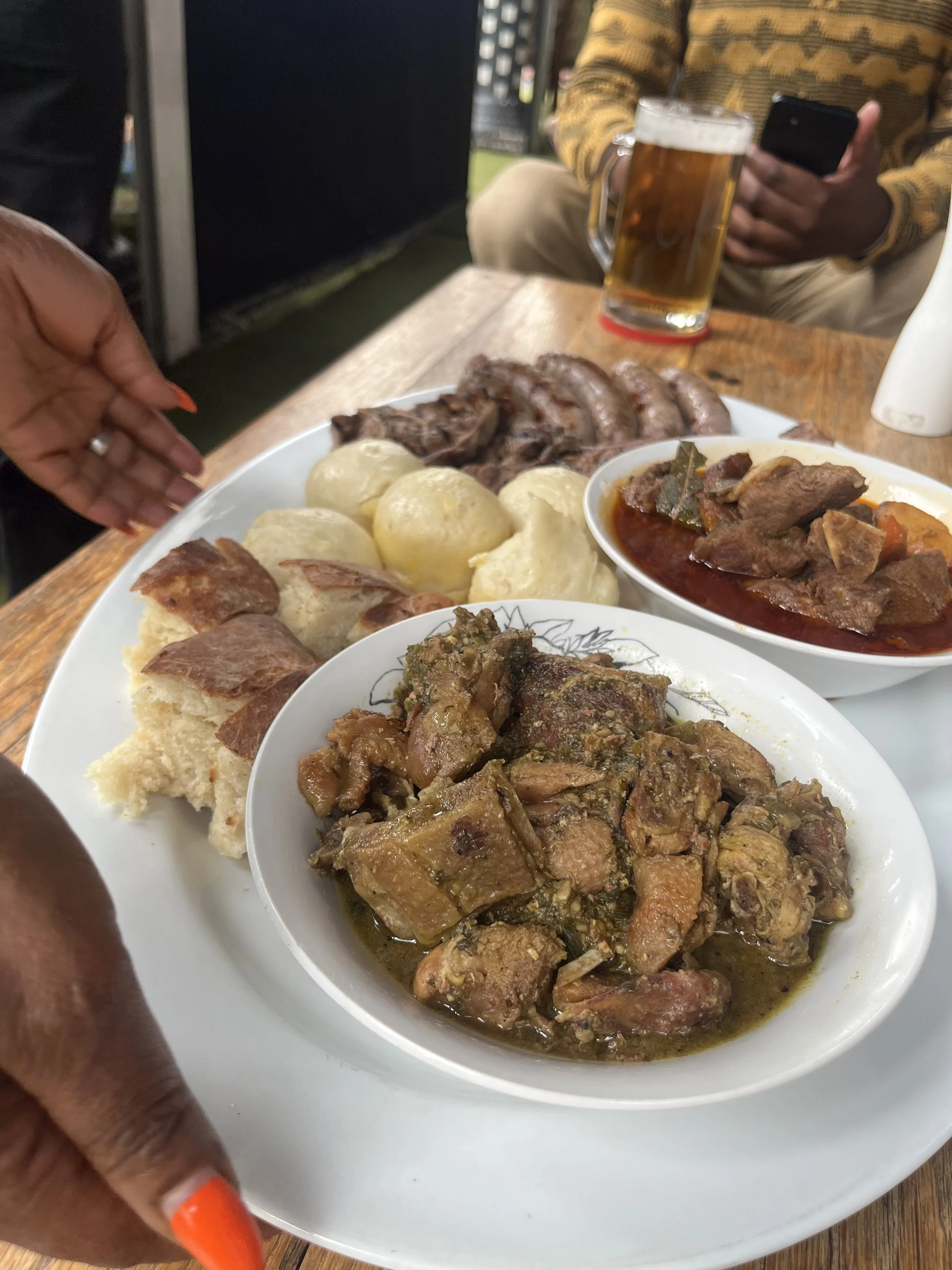 現地で獲れたゲームミートを堪能