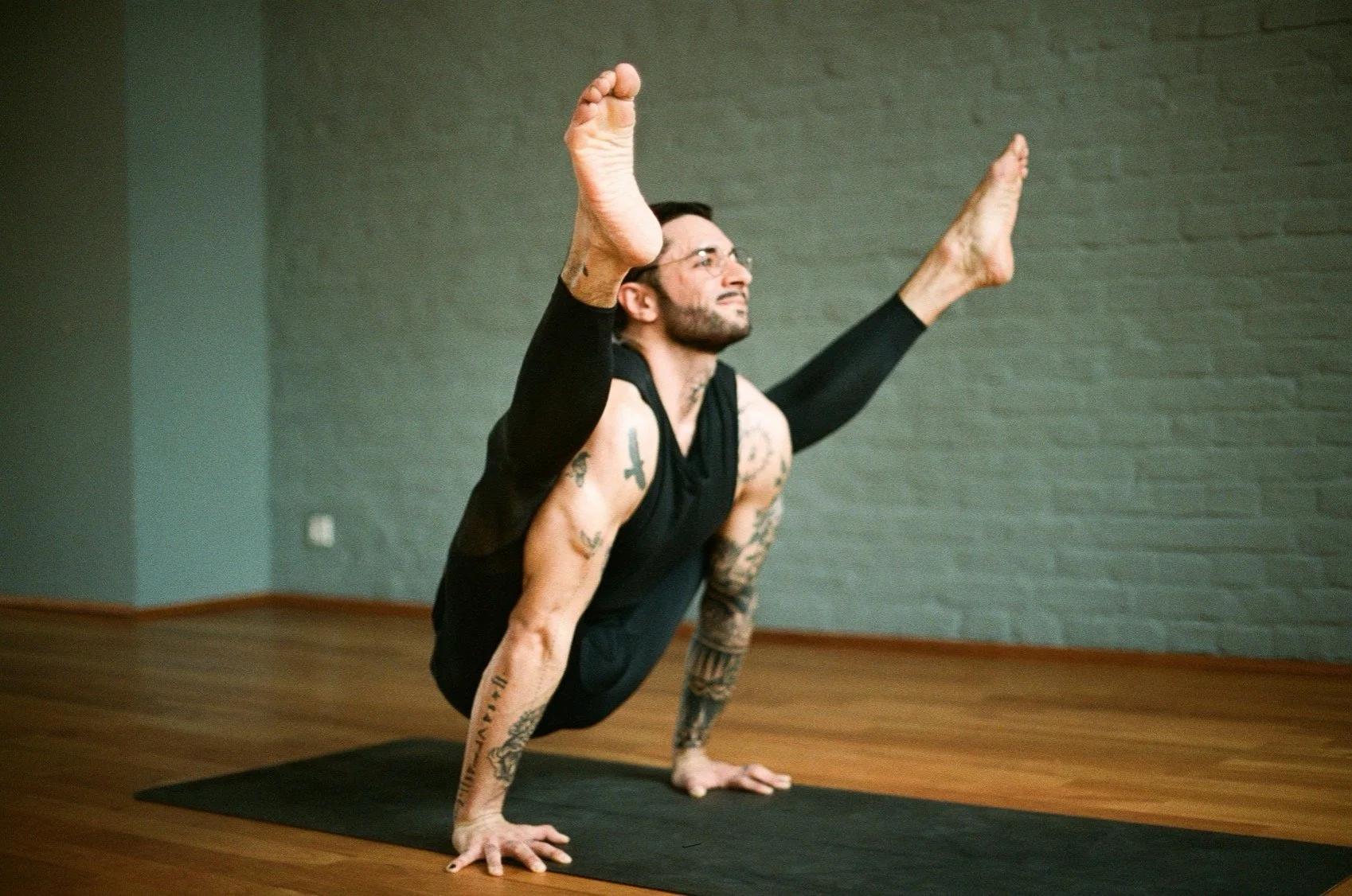 Vertiefe deine Praxis: Arm Balances, Backbends &amp; Assists mit Adriano